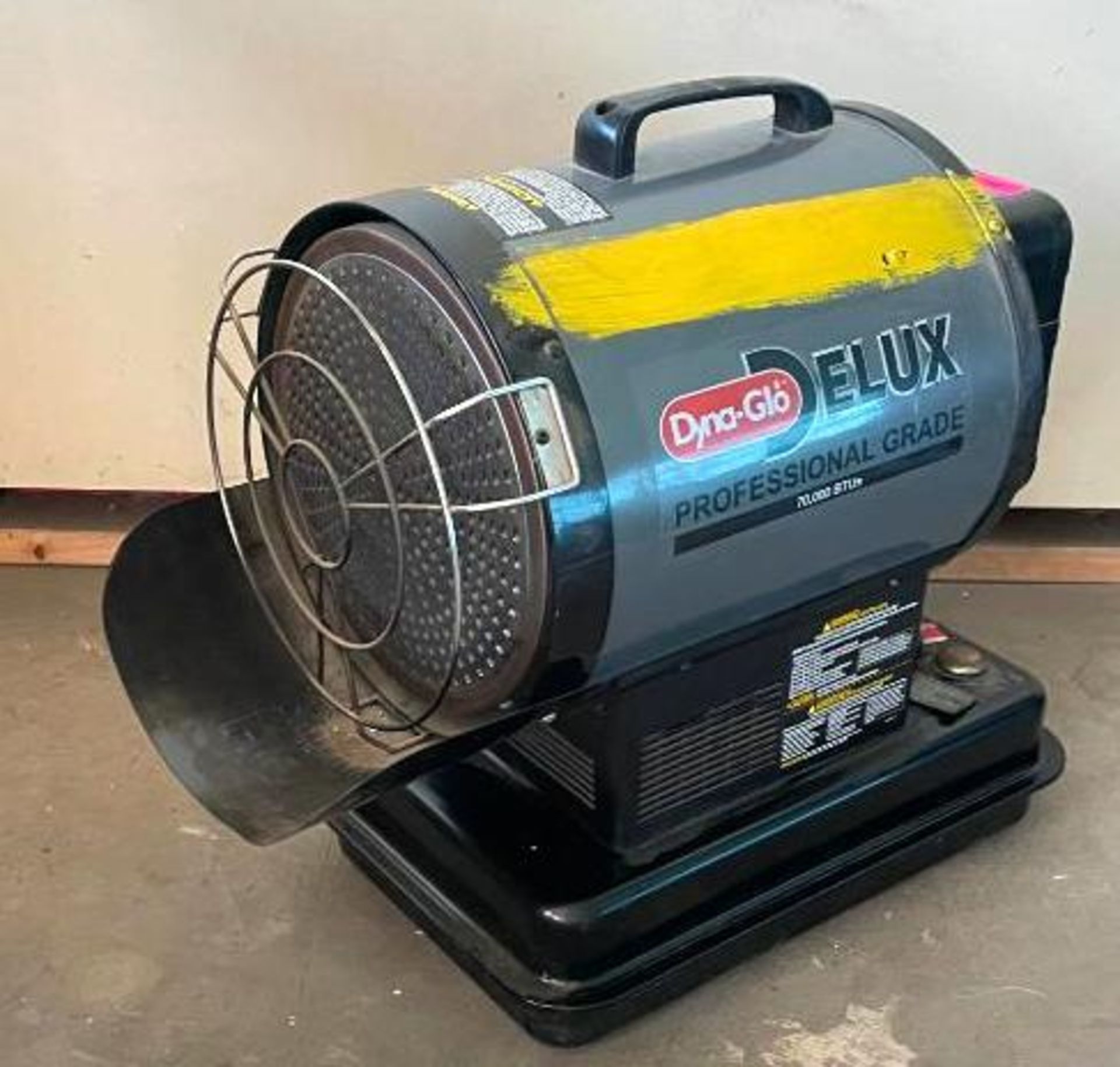 DYNA-GLO 70,000 BTU KEROSENE/ RADIANT FORCED AIR HEATER BRAND/MODEL: DYNA GLO SF70DGD LOCATION ROOM