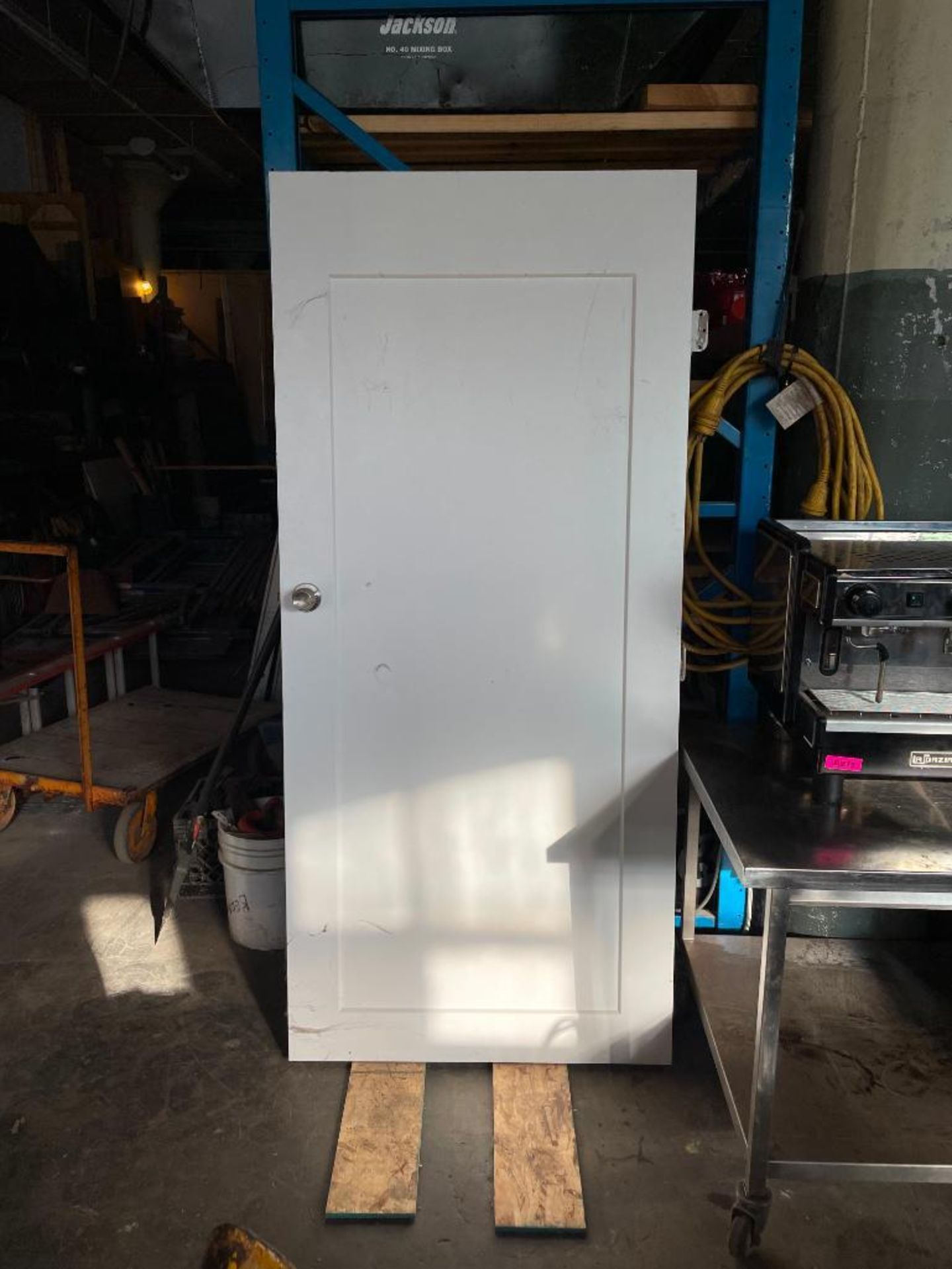 36" X 80" SHAKER WHITE INTERIOR DOOR SIZE: 36" X 80" LOCATION ROOM 2 QTY: 1 - Image 2 of 5