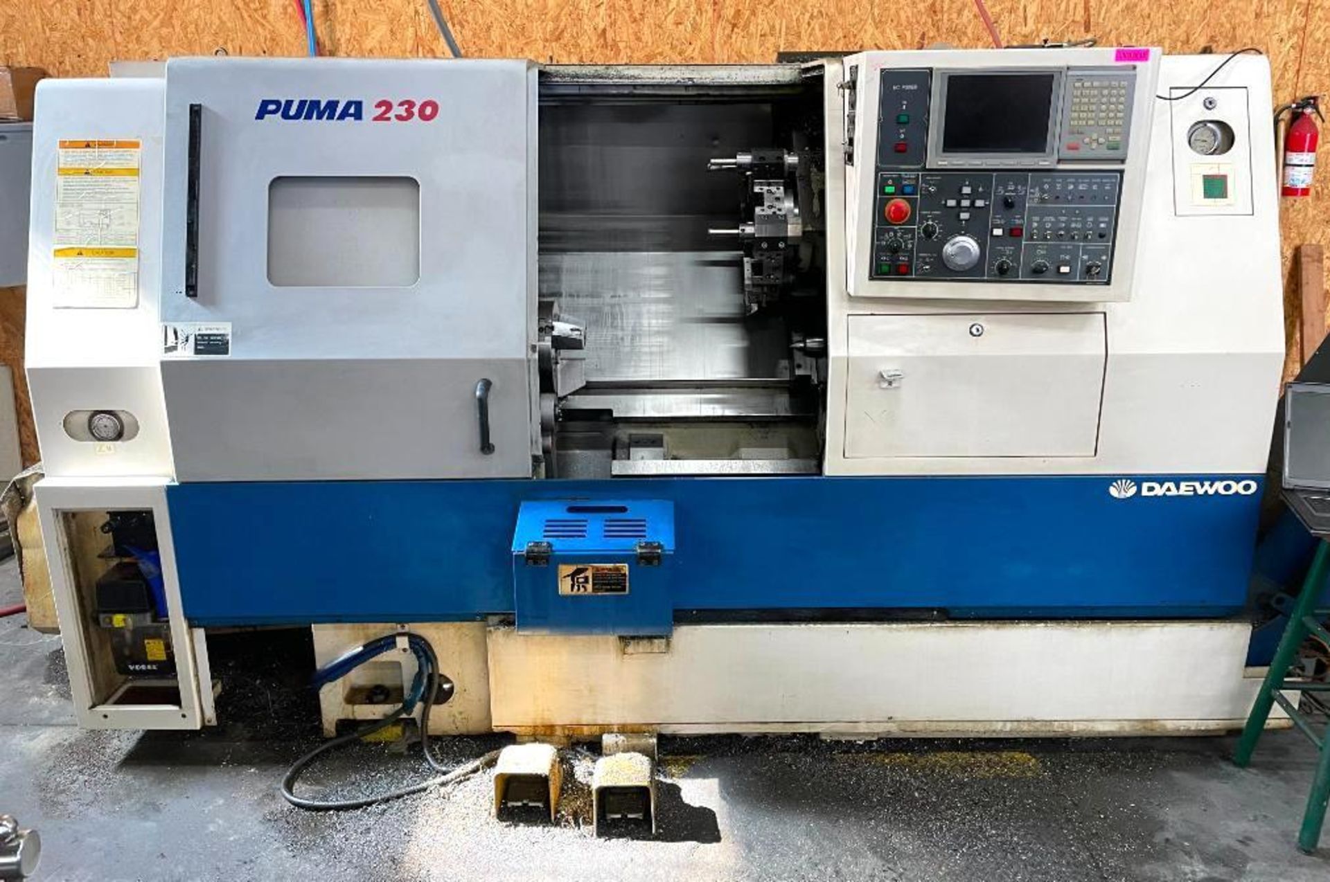 DESCRIPTION: 2000 DAEWO PUMA 230C CNC LATHE W/ TURBO SYSTEMS CONVEYER CHIPPER (INCLUDES SPARE PARTS - Image 2 of 40