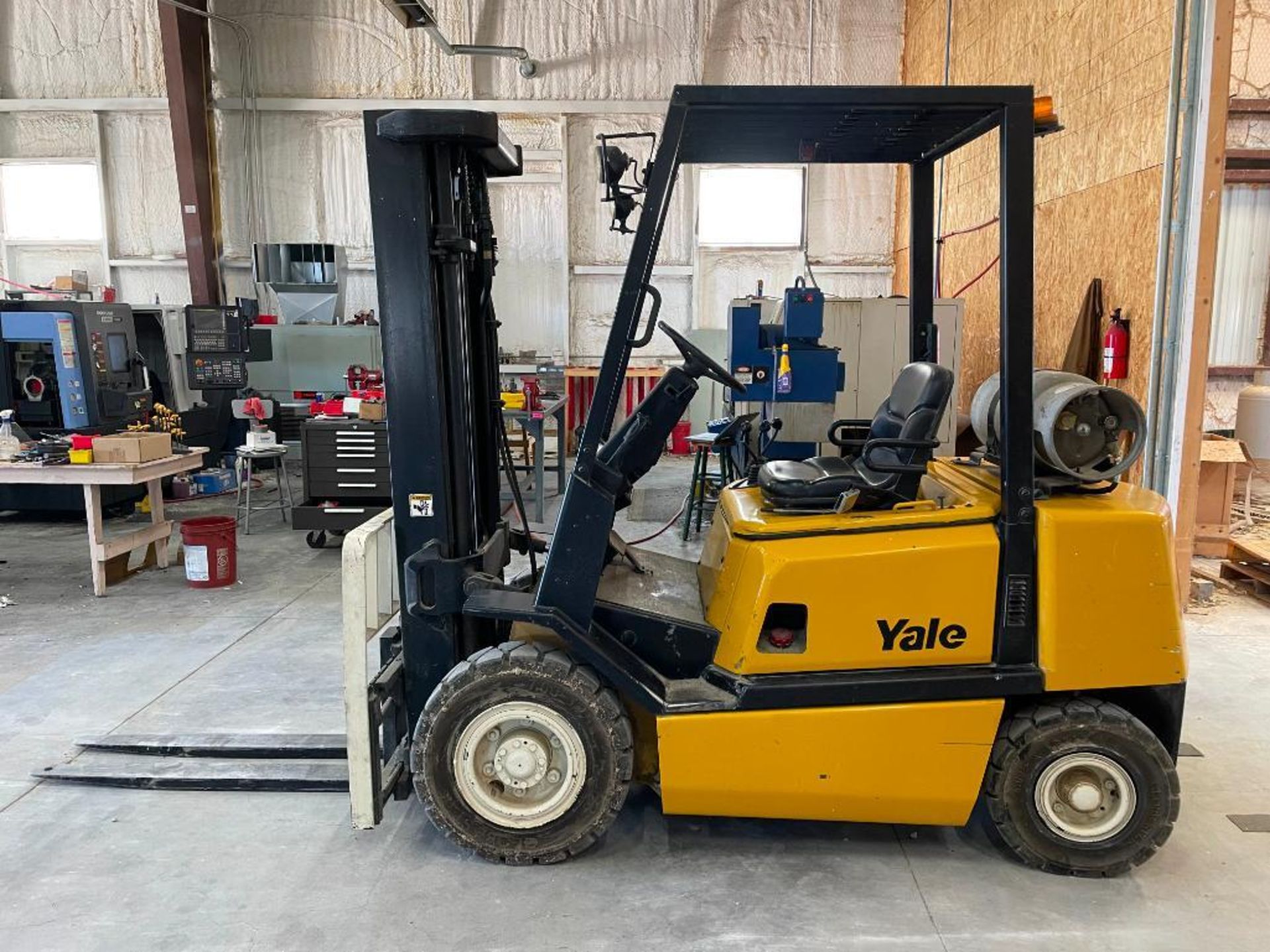 DESCRIPTION: 2005 YALE 5,000 LBS PNEUMATIC FORKLIFT BRAND/MODEL: YALE GP050RGEUAE086 INFORMATION: EX - Image 9 of 21