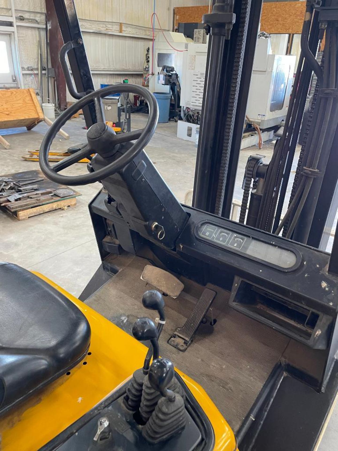 DESCRIPTION: 2005 YALE 5,000 LBS PNEUMATIC FORKLIFT BRAND/MODEL: YALE GP050RGEUAE086 INFORMATION: EX - Image 13 of 21