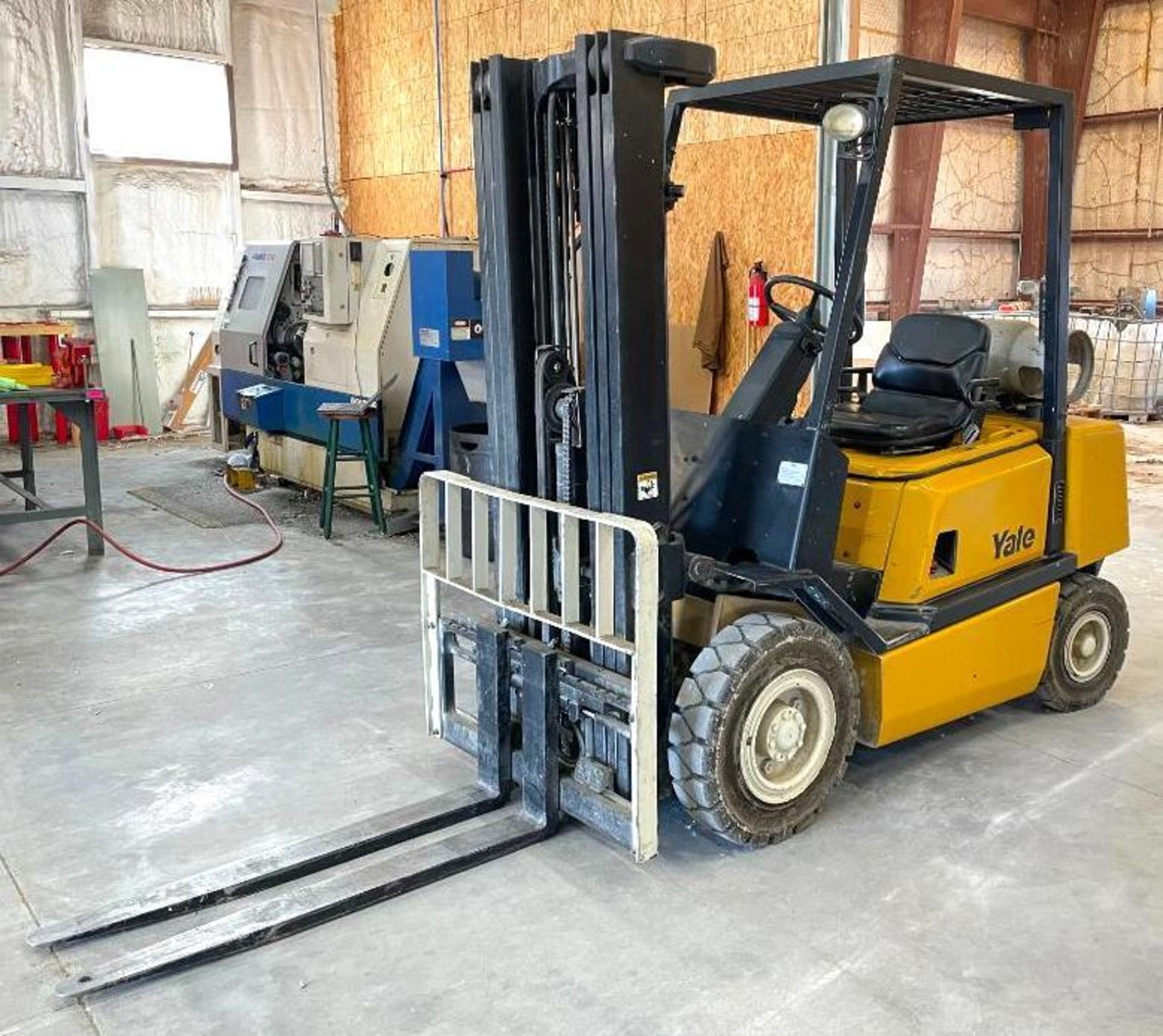 DESCRIPTION: 2005 YALE 5,000 LBS PNEUMATIC FORKLIFT BRAND/MODEL: YALE GP050RGEUAE086 INFORMATION: EX - Image 2 of 21