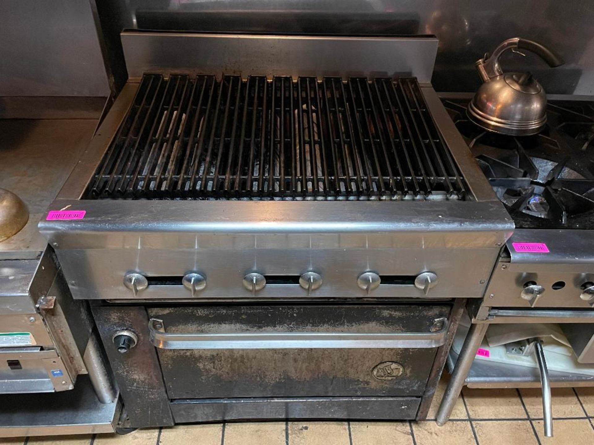 DESCRIPTION: US RANGE 36" CHARBROILER W/ LOWER STANDARD OVEN. BRAND / MODEL: US RANGE ADDITIONAL INF - Image 2 of 5