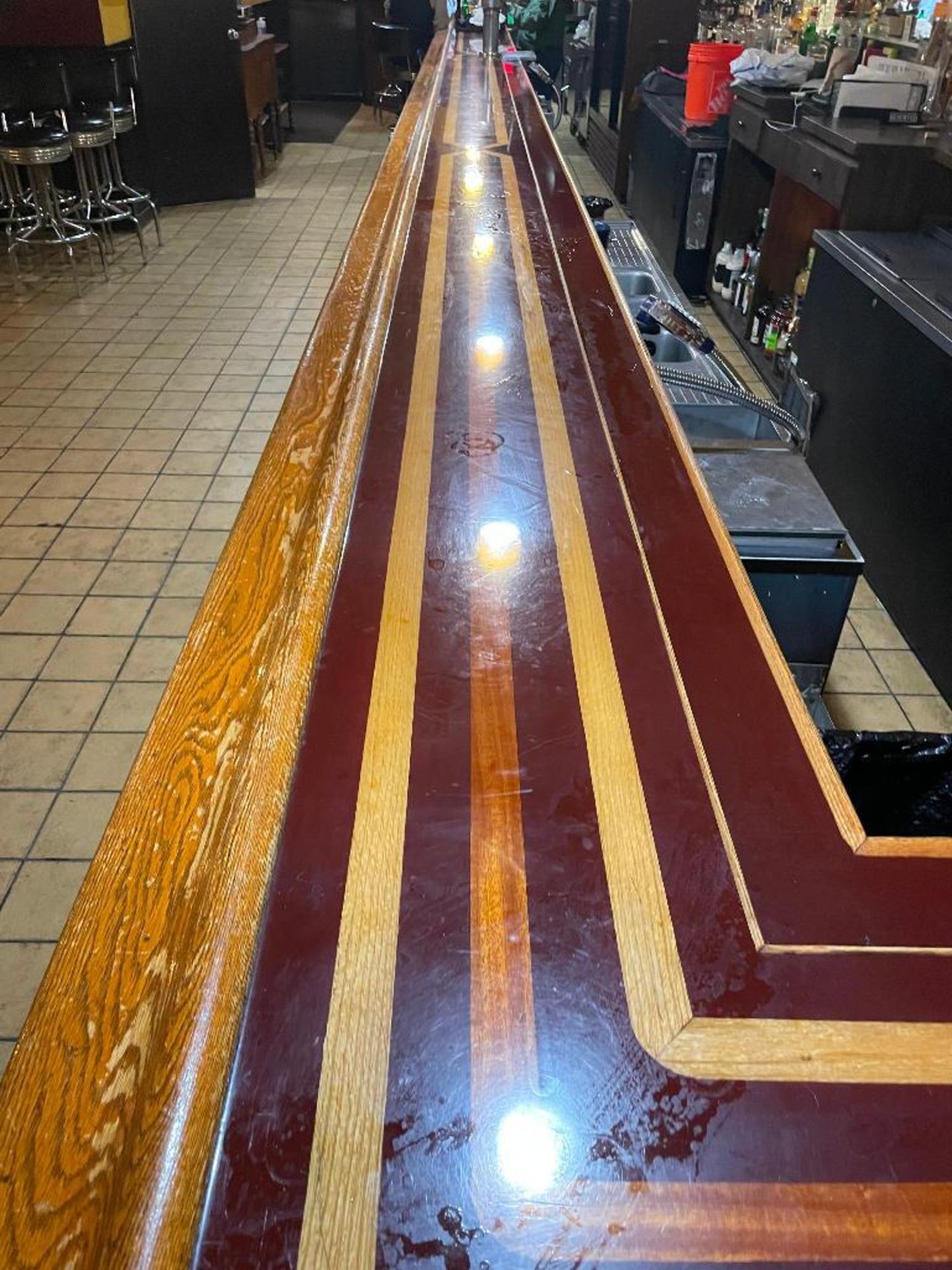 DESCRIPTION: 36' X 24" L SHAPED HARDWOOD BAR TOP W/ FOOT RAIL. ADDITIONAL INFORMATION TAP HEADS ARE - Image 4 of 10