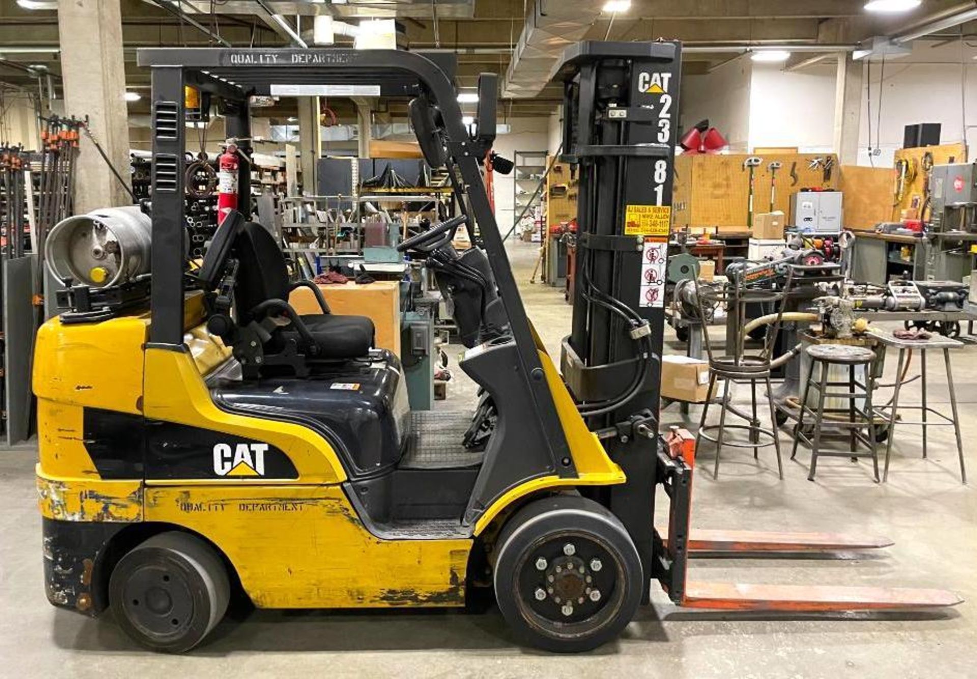 CAT 6,000 LB. FORKLIFT BRAND/MODEL: 2C6000 INFORMATION: 5000 HRS., IN GREAT CONDITION LOCATION: WARE - Image 2 of 18