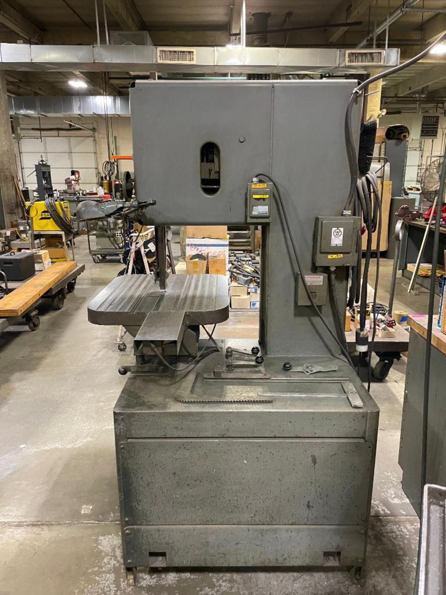 1969 GROB 4V-18 VERTICAL BAND SAW INFORMATION: 230V, 1 PHASE SIZE: 18"' LOCATION: WAREHOUSE QTY: 1 - Image 5 of 15