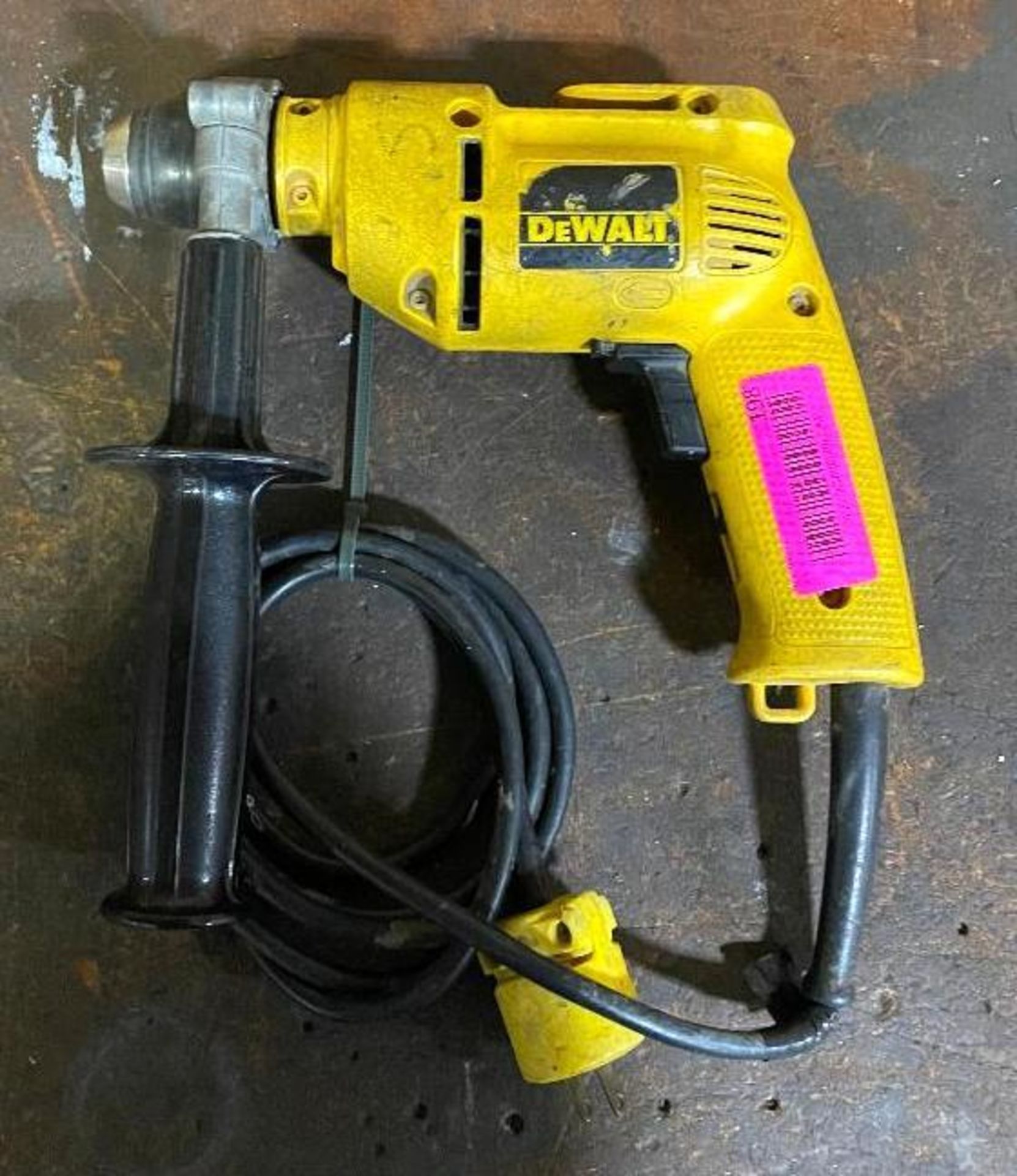 DEWALT 3/8" CORDED VARIABLE SPEED DRILL BRAND/MODEL: DEWALT DW106 SIZE: 3/8" QTY: 1