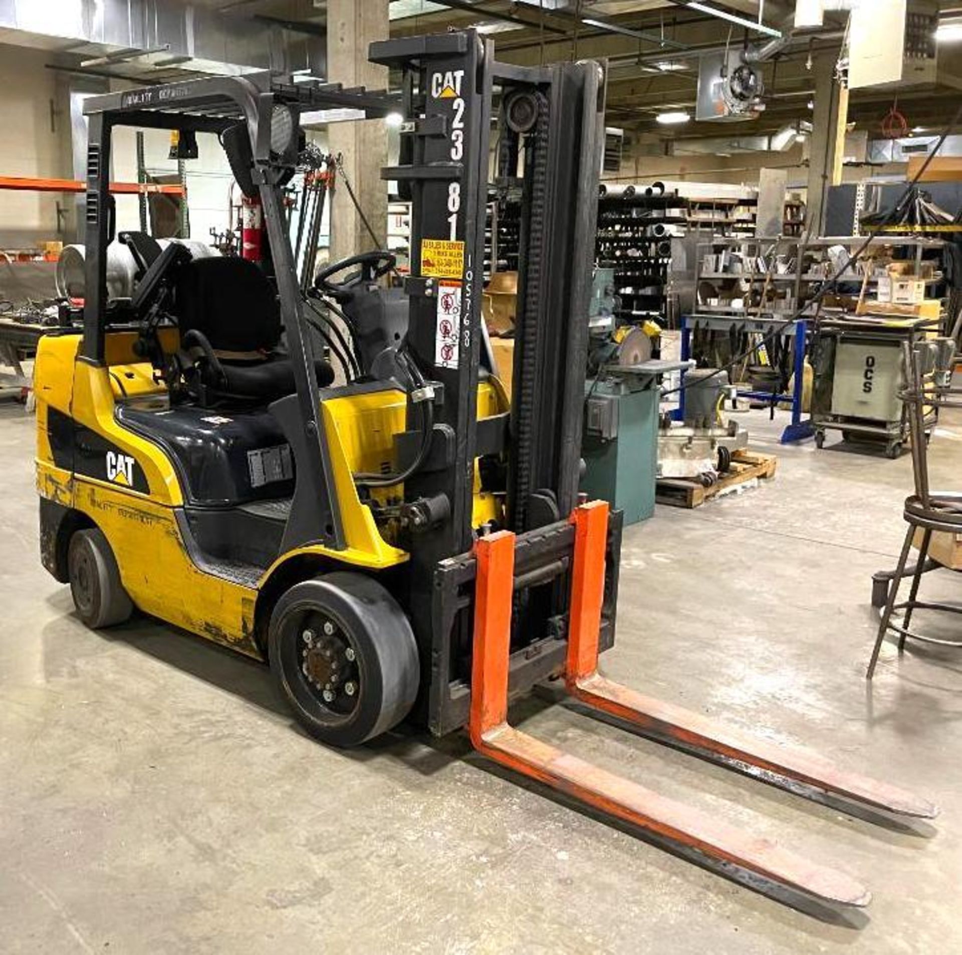 CAT 6,000 LB. FORKLIFT BRAND/MODEL: 2C6000 INFORMATION: 5000 HRS., IN GREAT CONDITION LOCATION: WARE