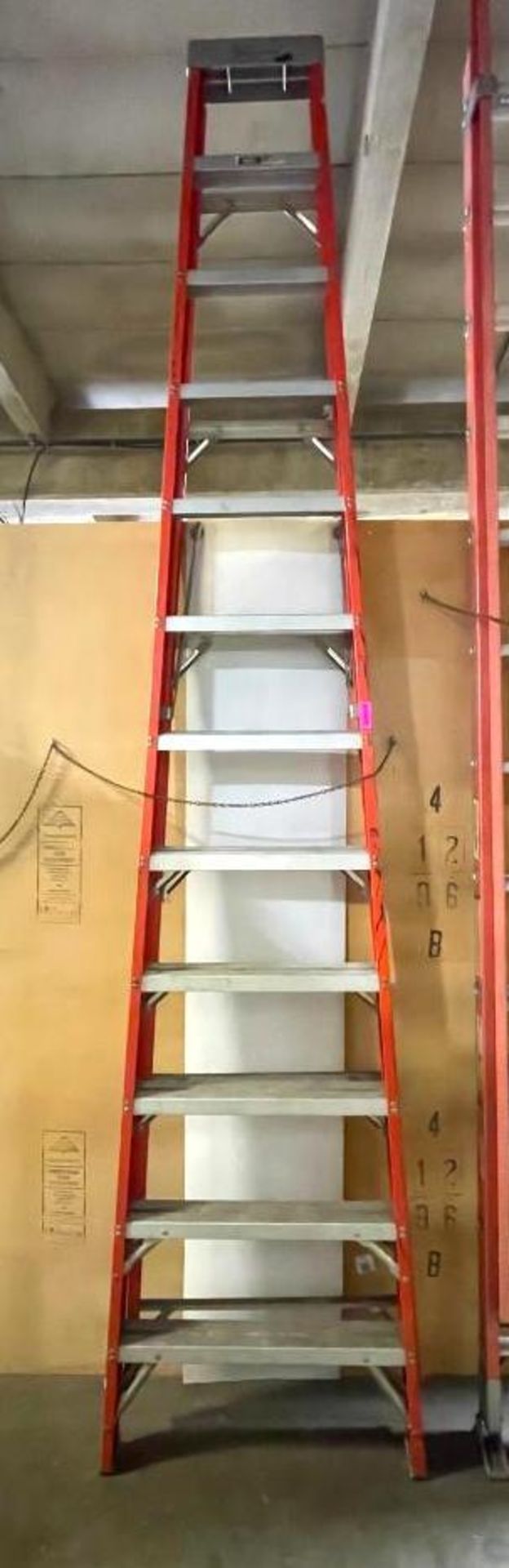 12 FT FIBERGLASS STEP LADDER QTY: 1