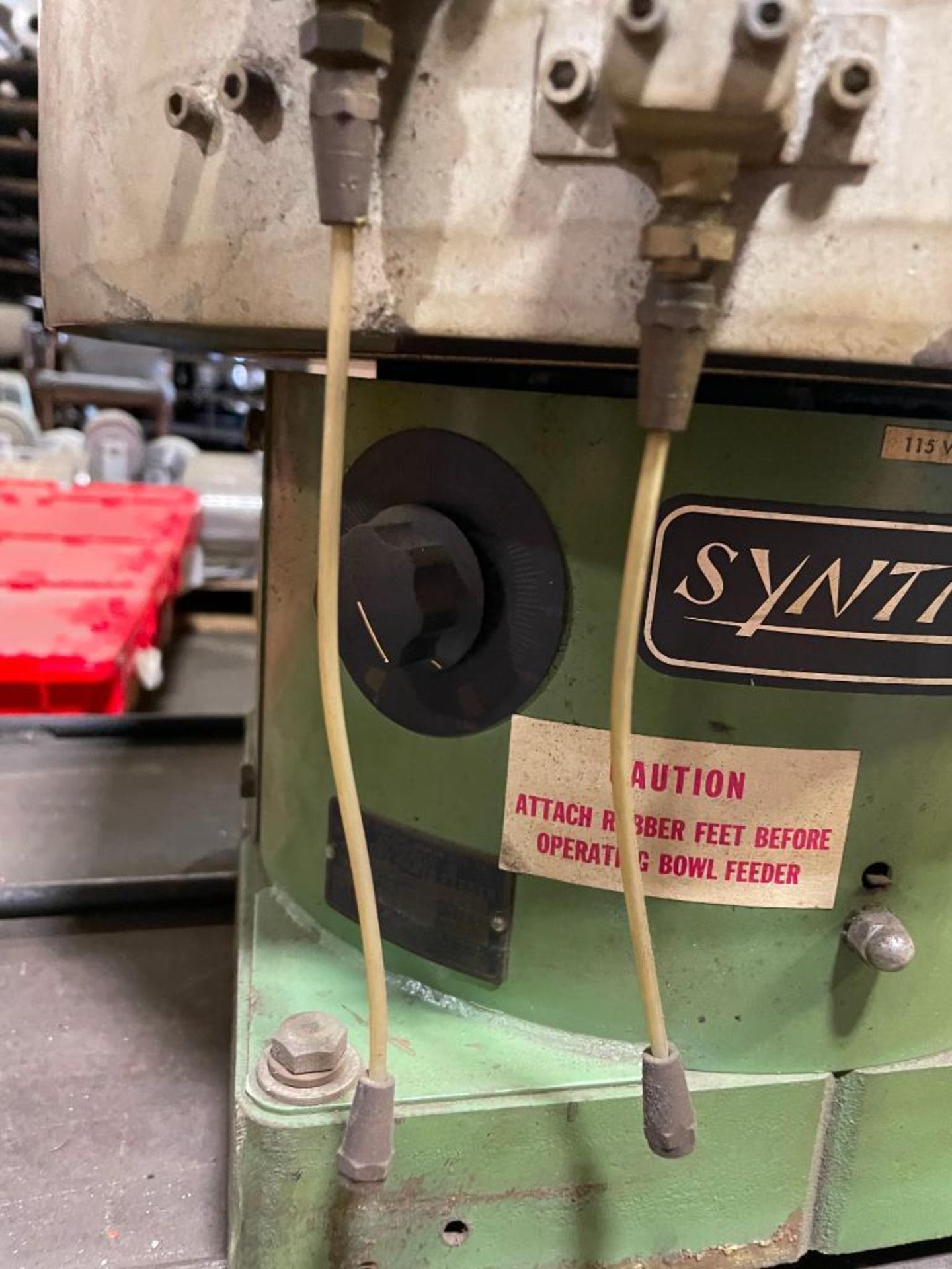 SYNTRON VIBRATORY PARTS FEEDER BRAND/MODEL: SYNTRON EB01C INFORMATION: 115V, 60 HZ, 2.5 AMPS QTY: 1 - Image 9 of 12