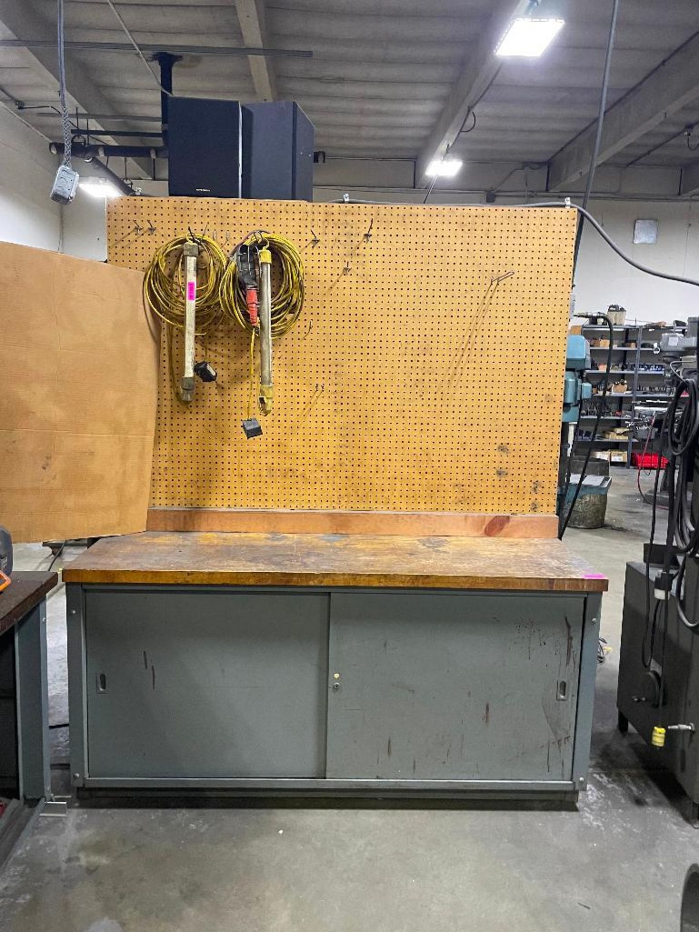 WOODEN TOPPED WORK TABLE W/ PEGBOARD (CONTENTS NOT INCLUDED) INFORMATION: 2-TIER LOWER SHELVING ENCL - Image 3 of 9