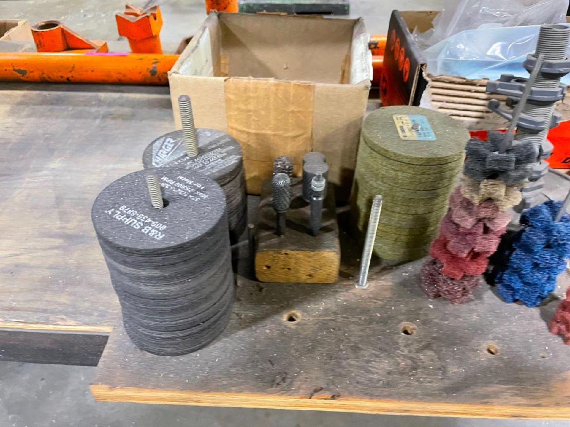 ASSORTED ABRASIVES AS SHOWN INFORMATION: SEE PHOTOS FOR MORE DETAIL LOCATION: WAREHOUSE QTY: 1 - Image 3 of 4