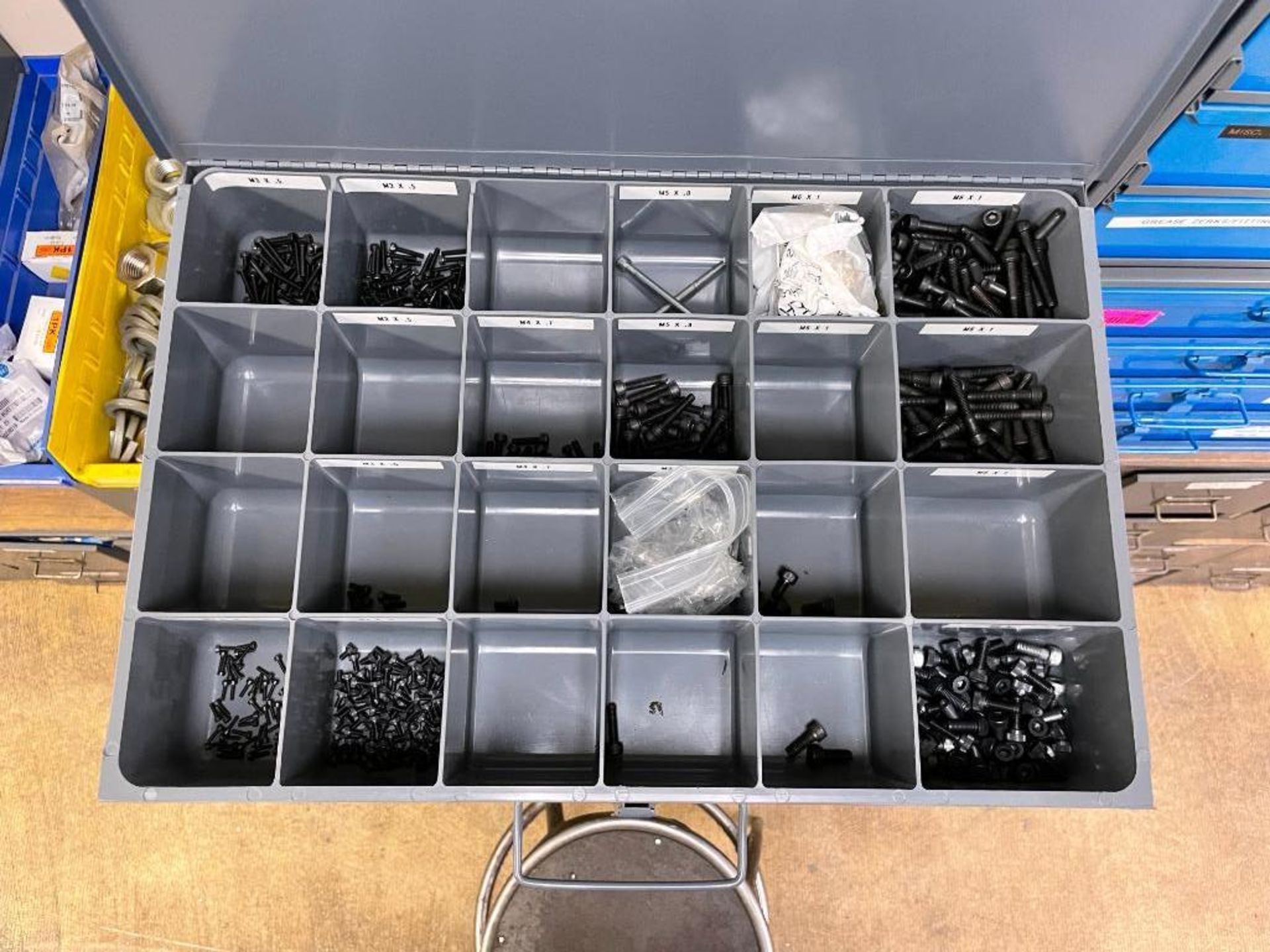 HARDWARE DRAWER BIN WITH CONTENTS INFORMATION: HEX HEAD, BUTTON HEAD, FLAT HEAD, SOCKET HEAD SCREWS - Image 5 of 6