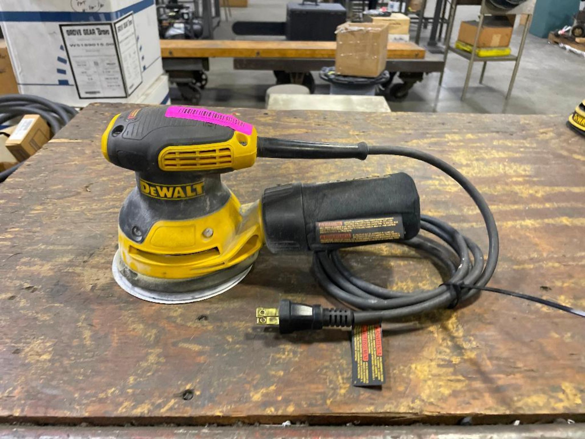 DEWALT CORDED 5" RANDOM ORBIT SANDER BRAND/MODEL: DEWALT DWE6421 SIZE: 5" QTY: 1 - Image 4 of 5