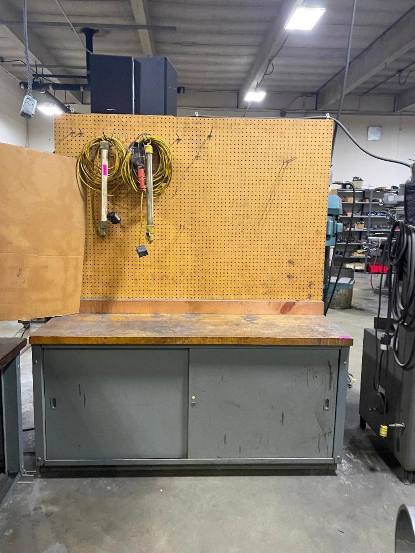 WOODEN TOPPED WORK TABLE W/ PEGBOARD (CONTENTS NOT INCLUDED) INFORMATION: 2-TIER LOWER SHELVING ENCL - Image 2 of 9