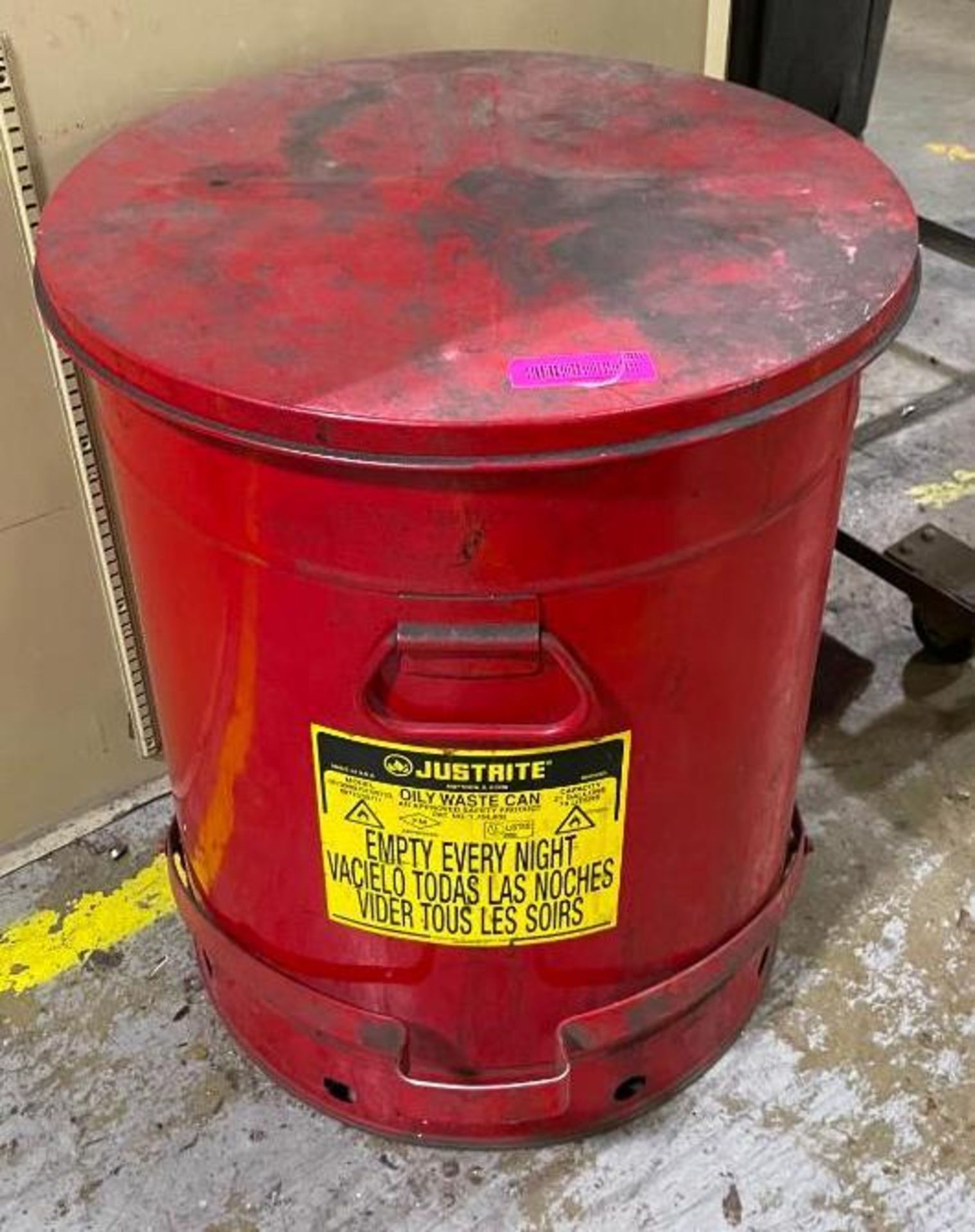 21 GALLON OILY WASTE CAN WITH FOOT PEDAL BRAND/MODEL: JUSTRITE LOCATION: WAREHOUSE QTY: 1