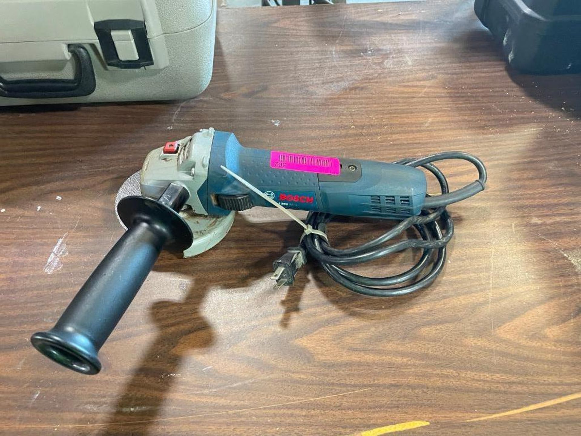 BOSCH 4-1/2" CORDED ANGLE GRINDER BRAND/MODEL: BOSCH 1380 SLIM QTY: 1 - Image 2 of 4