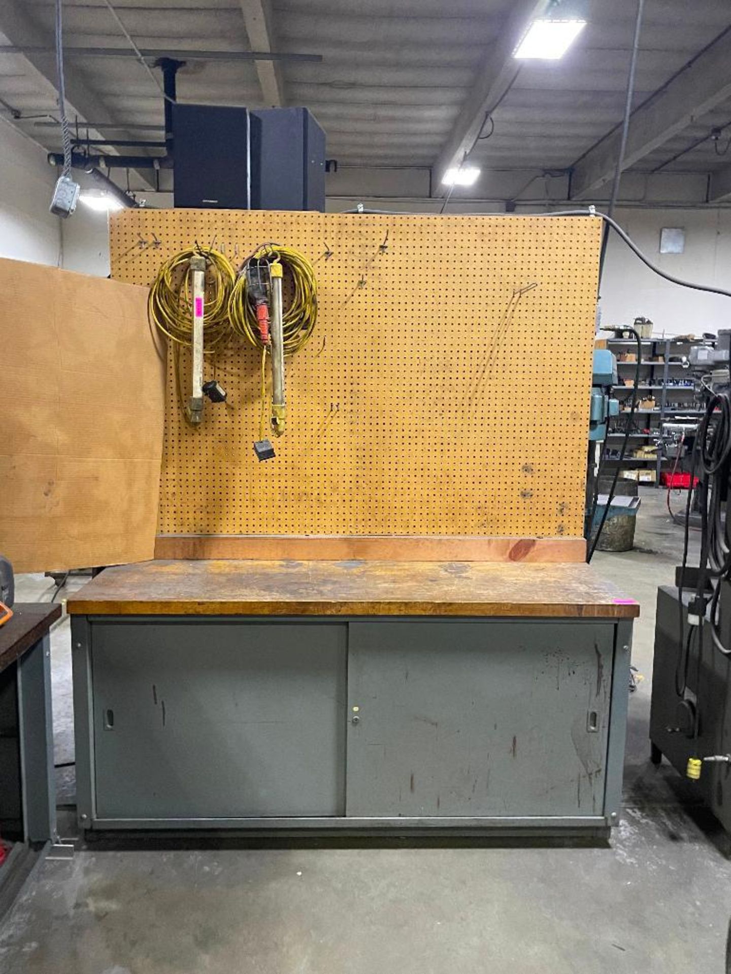 WOODEN TOPPED WORK TABLE W/ PEGBOARD (CONTENTS NOT INCLUDED) INFORMATION: 2-TIER LOWER SHELVING ENCL - Image 4 of 9