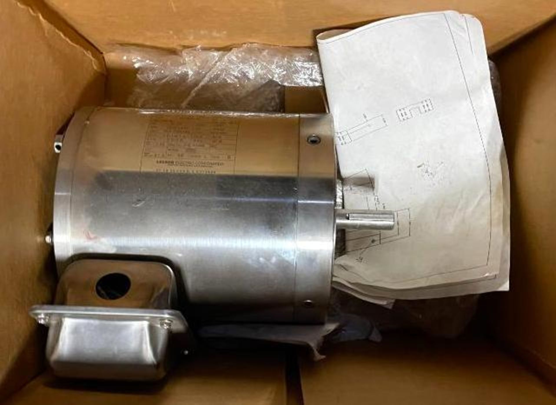LEESON 1/2 HP 1740 RPM STAINLESS WASHDOWN SST MOTOR (NEW) BRAND/MODEL: LEESON C6T17NC329A INFORMATIO - Image 3 of 5