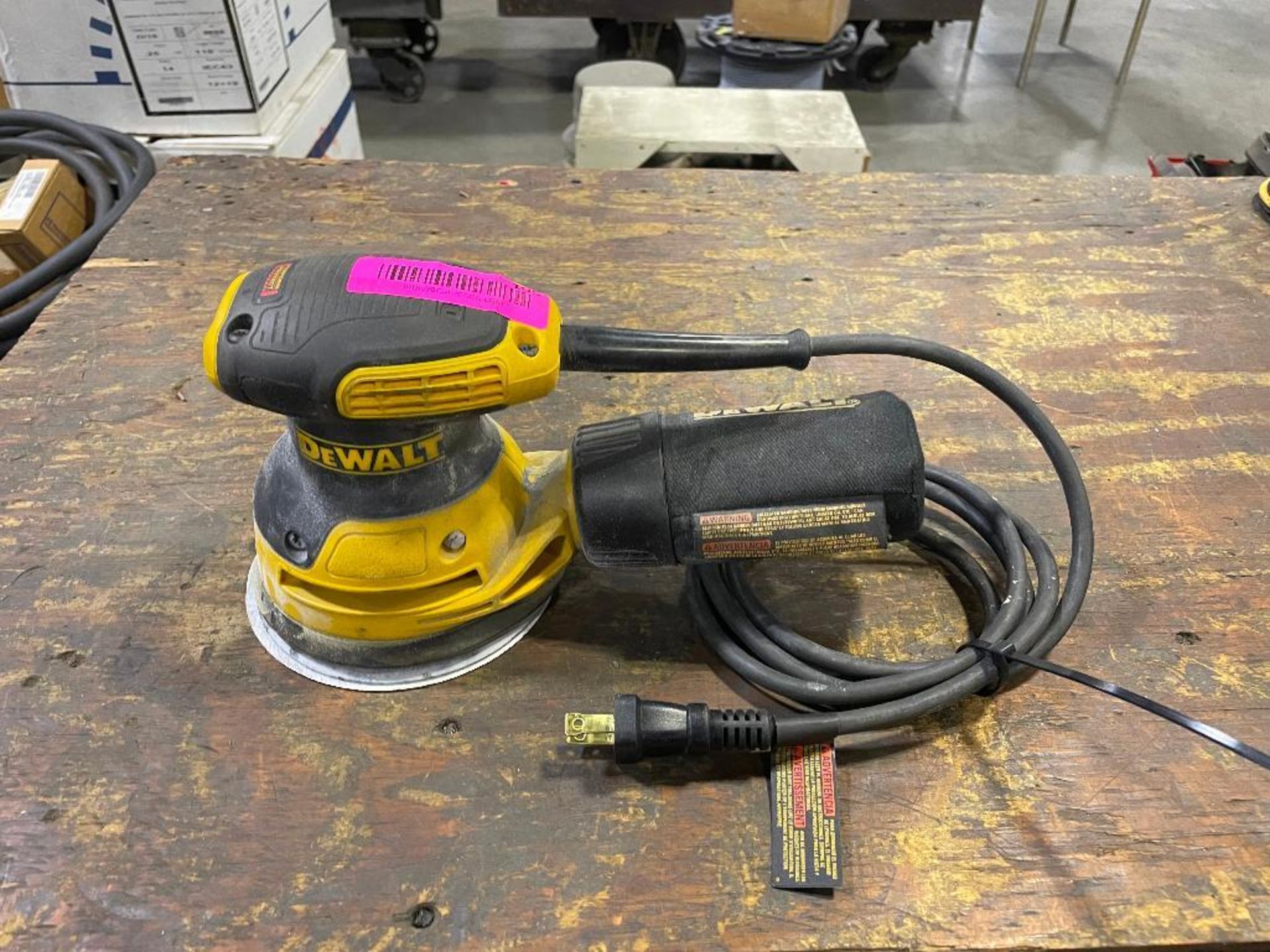 DEWALT CORDED 5" RANDOM ORBIT SANDER BRAND/MODEL: DEWALT DWE6421 SIZE: 5" QTY: 1 - Image 2 of 5