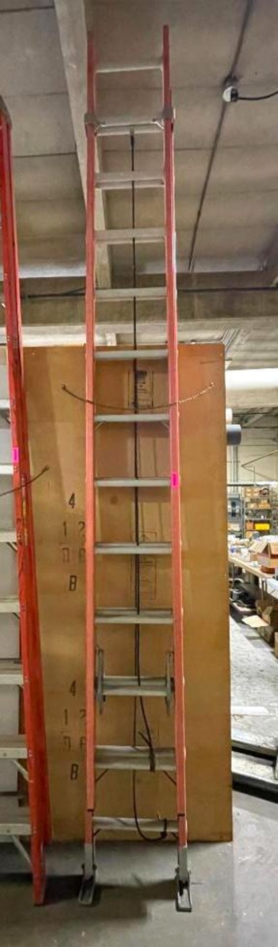 24 FT FIBERGLASS EXTENSION LADDER BRAND/MODEL: LOUISVILLE QTY: 1