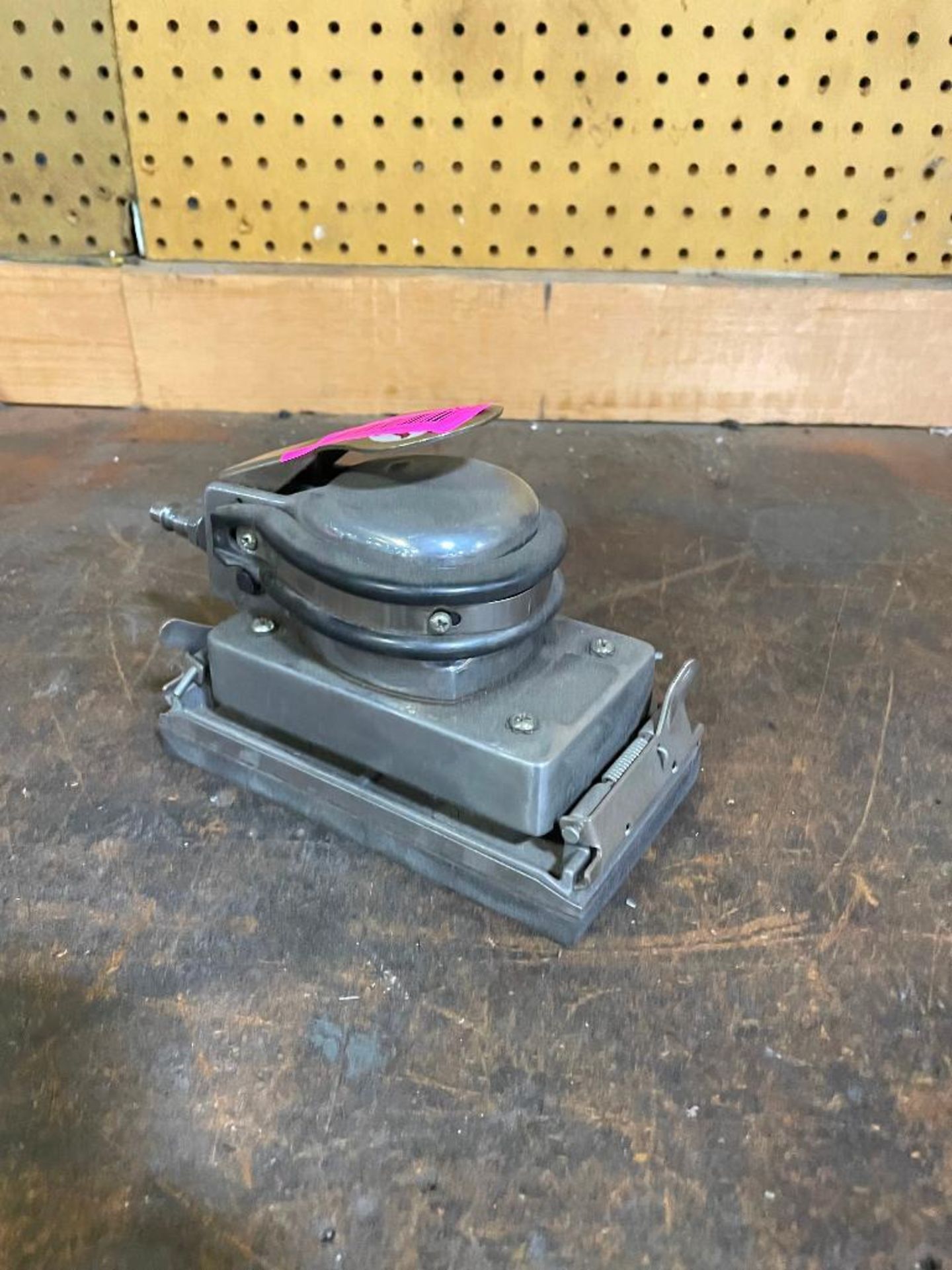 PNEUMATIC PALM SANDER QTY: 1 - Image 4 of 4