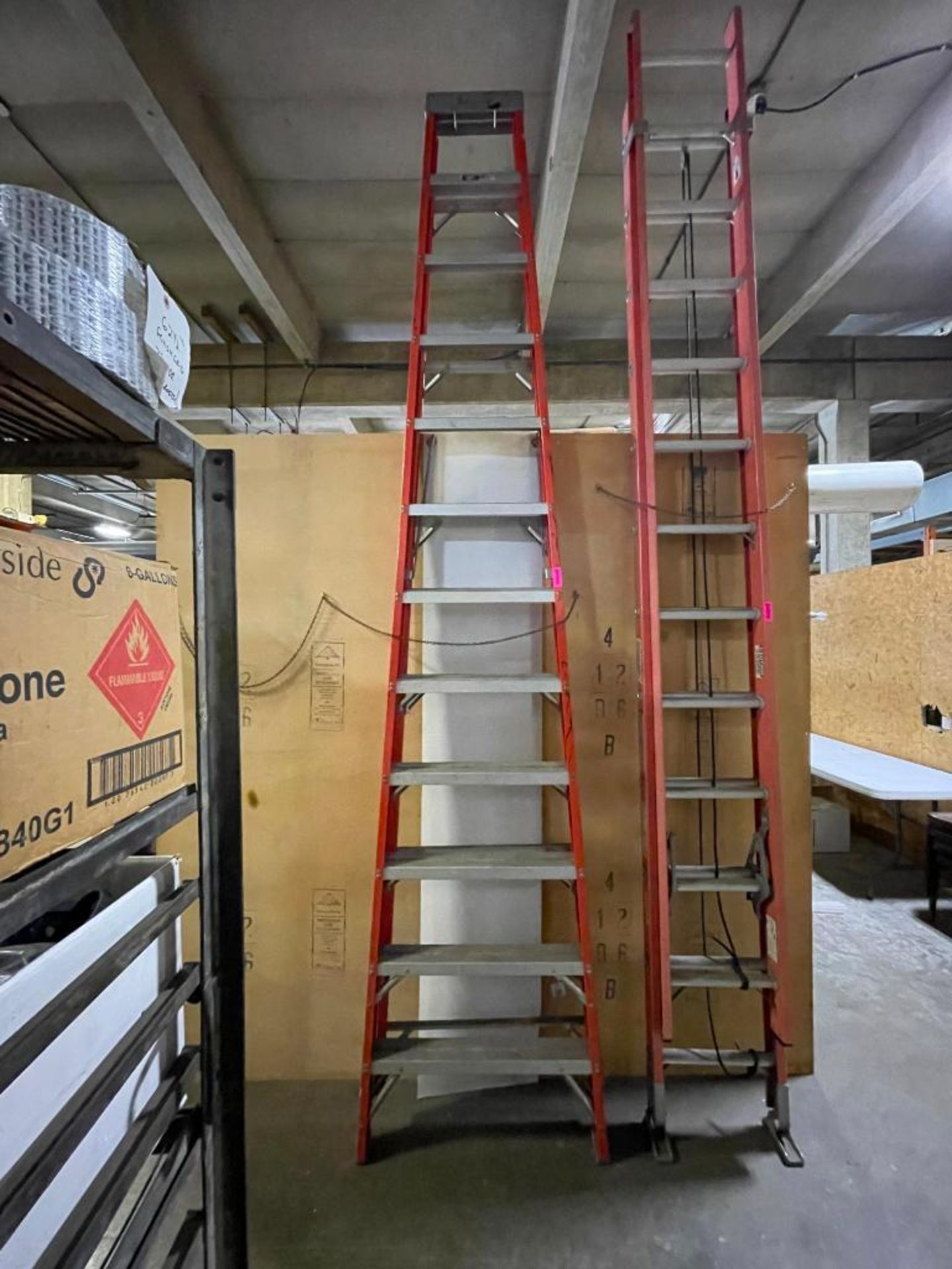 12 FT FIBERGLASS STEP LADDER QTY: 1 - Image 5 of 9