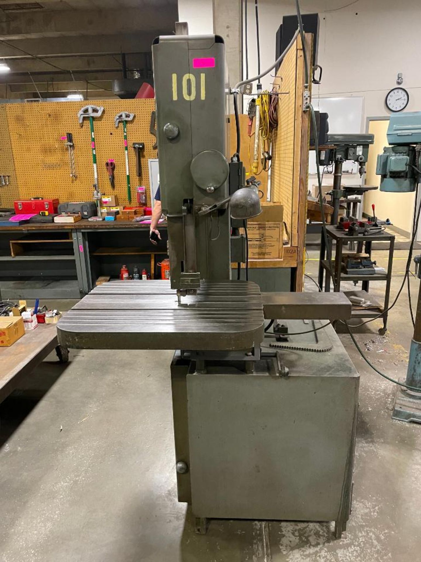 1969 GROB 4V-18 VERTICAL BAND SAW INFORMATION: 230V, 1 PHASE SIZE: 18"' LOCATION: WAREHOUSE QTY: 1 - Image 3 of 15