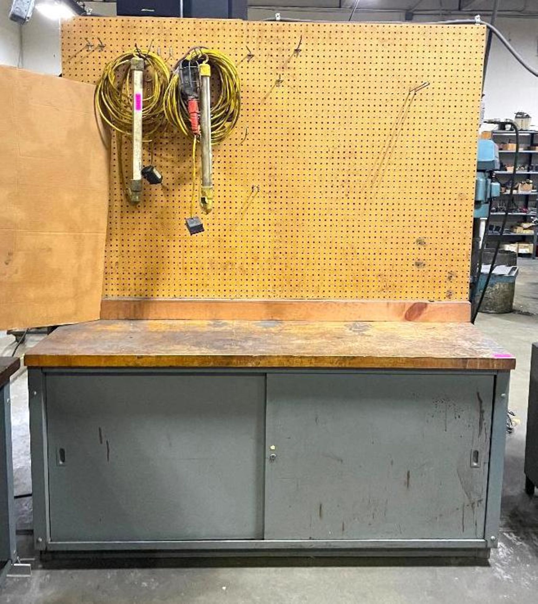 WOODEN TOPPED WORK TABLE W/ PEGBOARD (CONTENTS NOT INCLUDED) INFORMATION: 2-TIER LOWER SHELVING ENCL