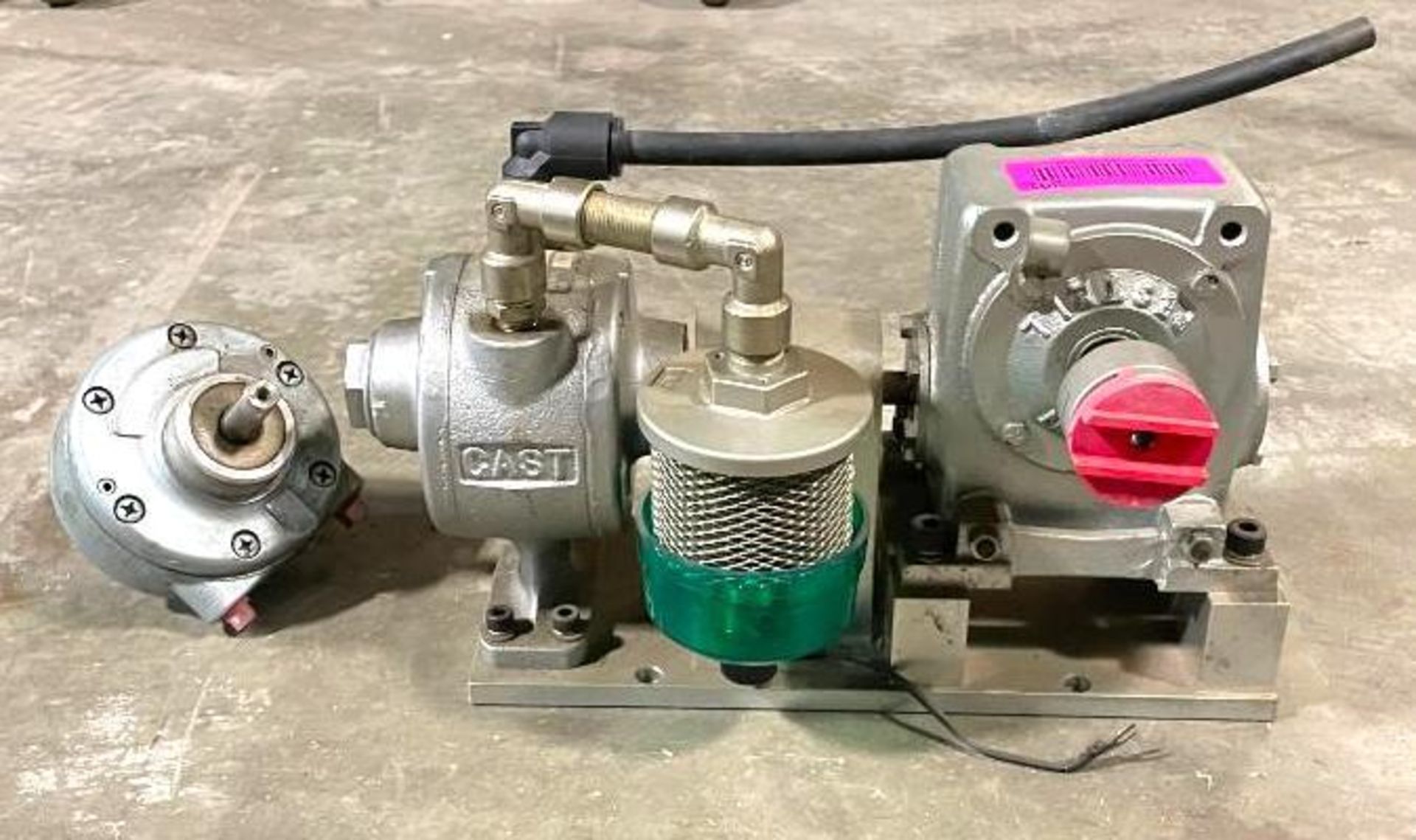 GAST PNEUMATIC AIR MOTOR AND GEARBOX ASSEMBLY UNIT BRAND/MODEL: GAST 4AM-FRV-63A INFORMATION: GAST A