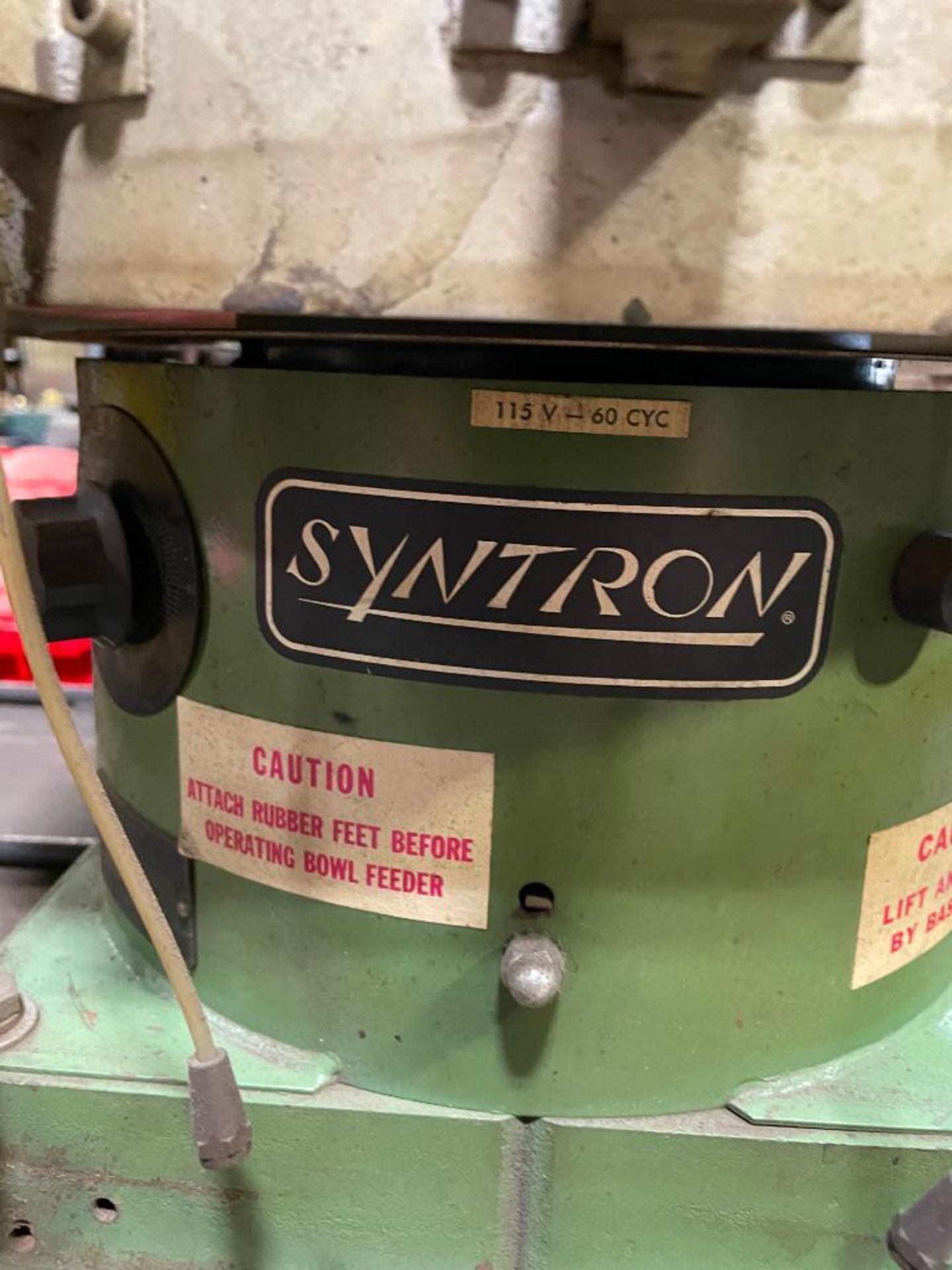 SYNTRON VIBRATORY PARTS FEEDER BRAND/MODEL: SYNTRON EB01C INFORMATION: 115V, 60 HZ, 2.5 AMPS QTY: 1 - Image 8 of 12