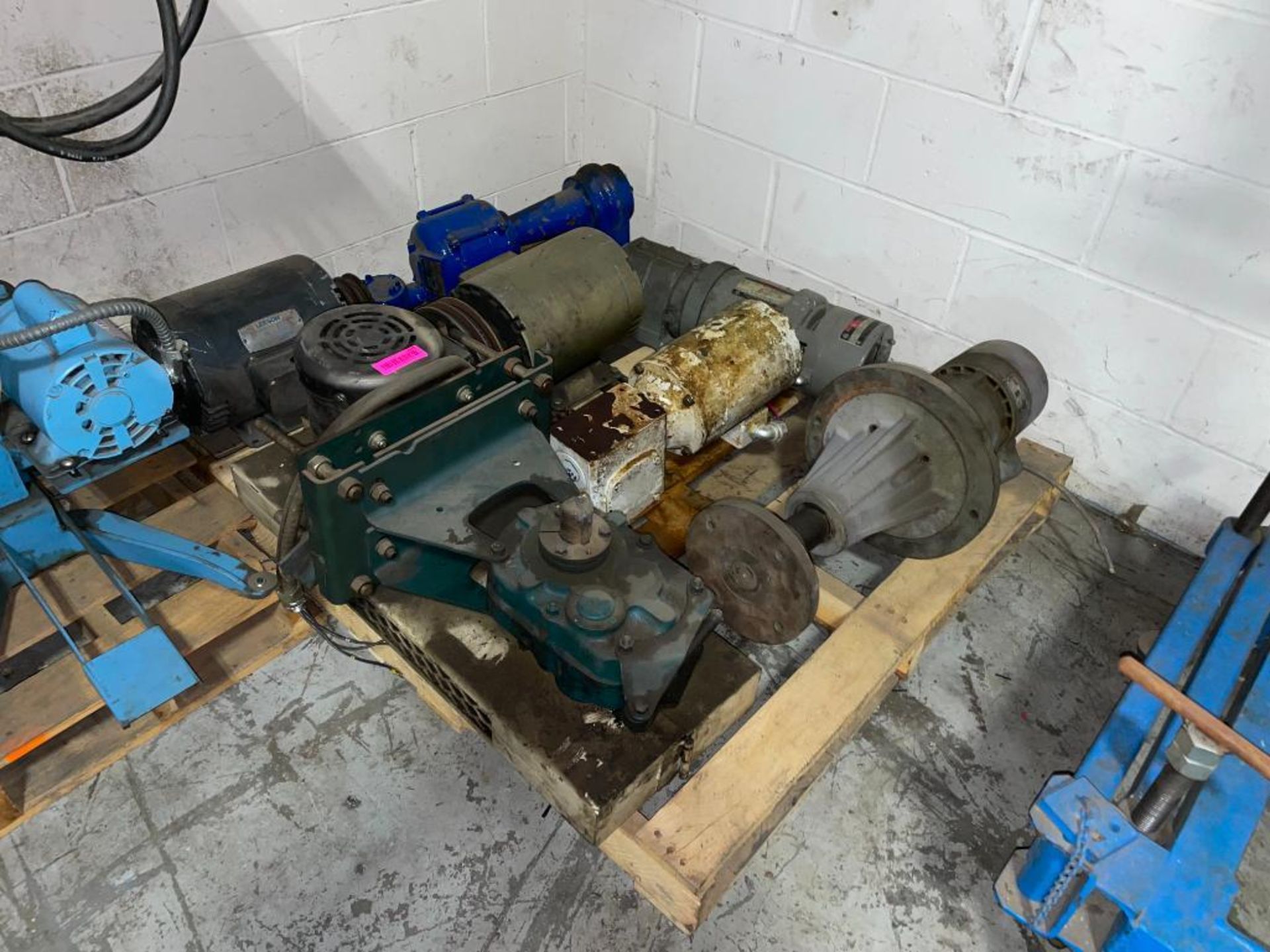 CONTENTS OF PALLET (ASSORTED MOTORS, GEAR REDUCERS AND MISC. PARTS AS SHOWN) QTY: 1 - Image 6 of 12