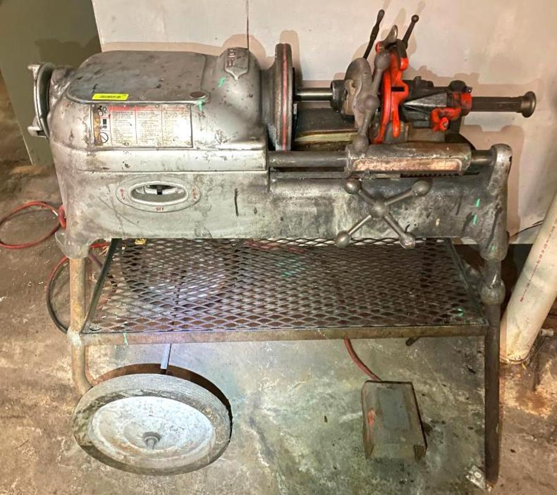 RIDGID 535 PIPE THREADING MACHINE BRAND/MODEL: RIDGID 535 LOCATION BASEMENT QTY: 1