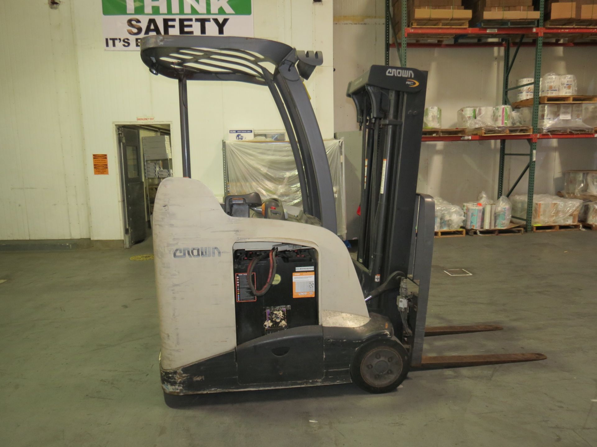 Crown S500 Series Electric Stand up Forklift, SN: 1A478962 with VFORCE V-HFM Series Battery Charger - Image 3 of 8