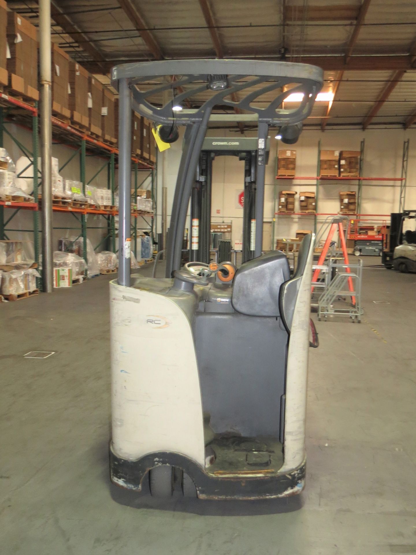 Crown S500 Series Electric Stand up Forklift, SN: 1A478962 with VFORCE V-HFM Series Battery Charger - Image 4 of 8