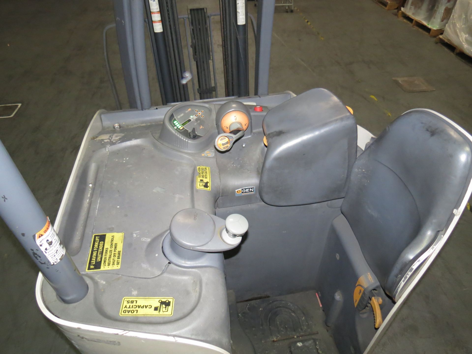 Crown S500 Series Electric Stand up Forklift, SN: 1A478962 with VFORCE V-HFM Series Battery Charger - Image 6 of 8