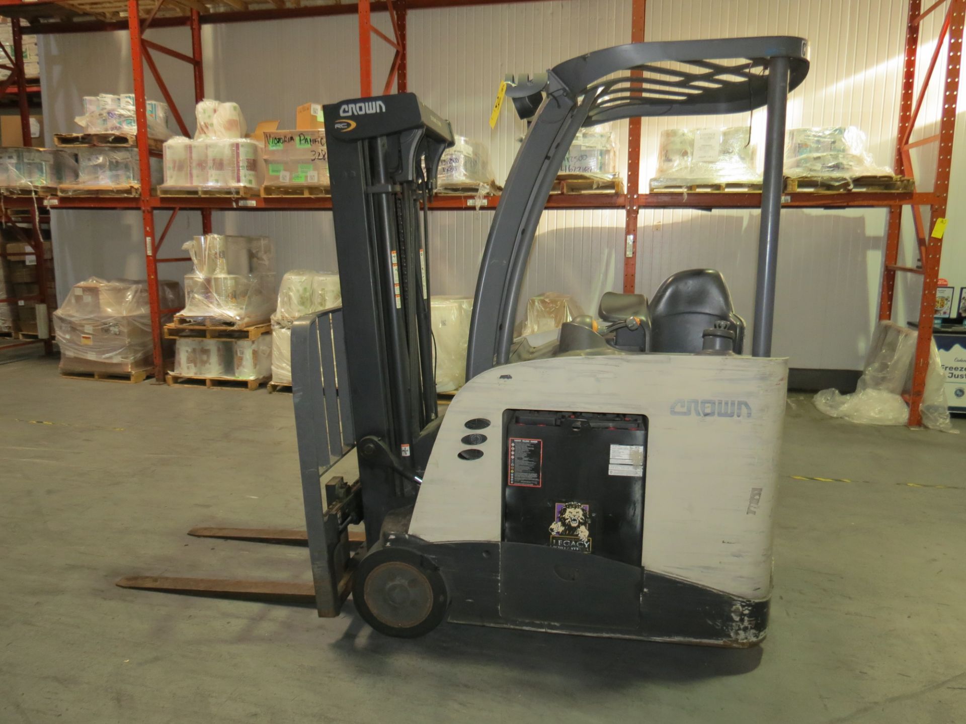 Crown S500 Series Electric Stand up Forklift, SN: 1A478962 with VFORCE V-HFM Series Battery Charger - Image 5 of 8