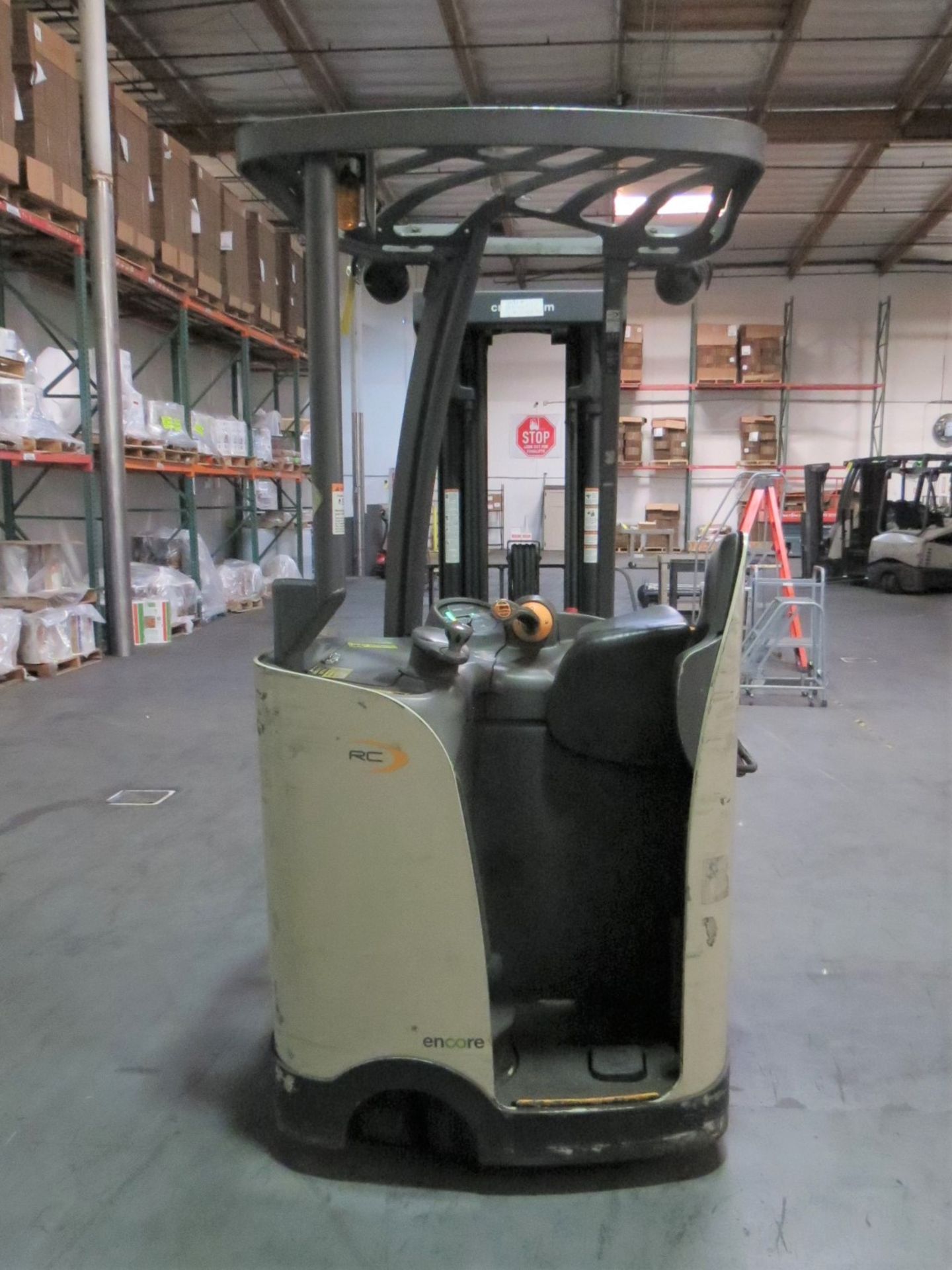 Crown S500 Series Electric Stand up Forklift, SN: 1A358015 with VFORCE V-HFM Series Battery Charger - Image 5 of 9