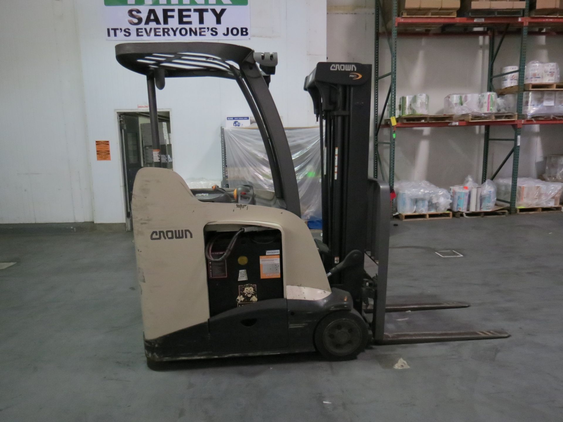 Crown S500 Series Electric Stand up Forklift, SN: 1A358015 with VFORCE V-HFM Series Battery Charger - Image 4 of 9