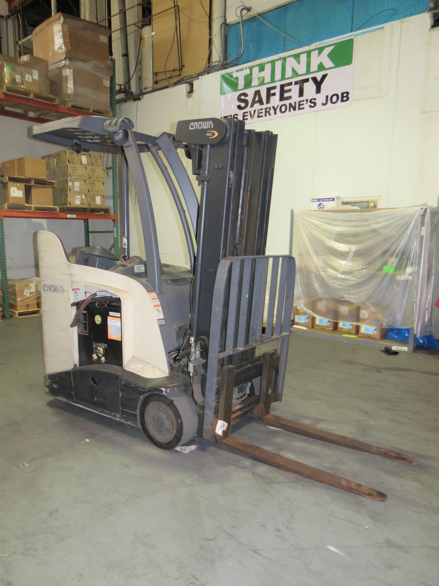 Crown S500 Series Electric Stand up Forklift, SN: 1A478962 with VFORCE V-HFM Series Battery Charger - Image 2 of 8