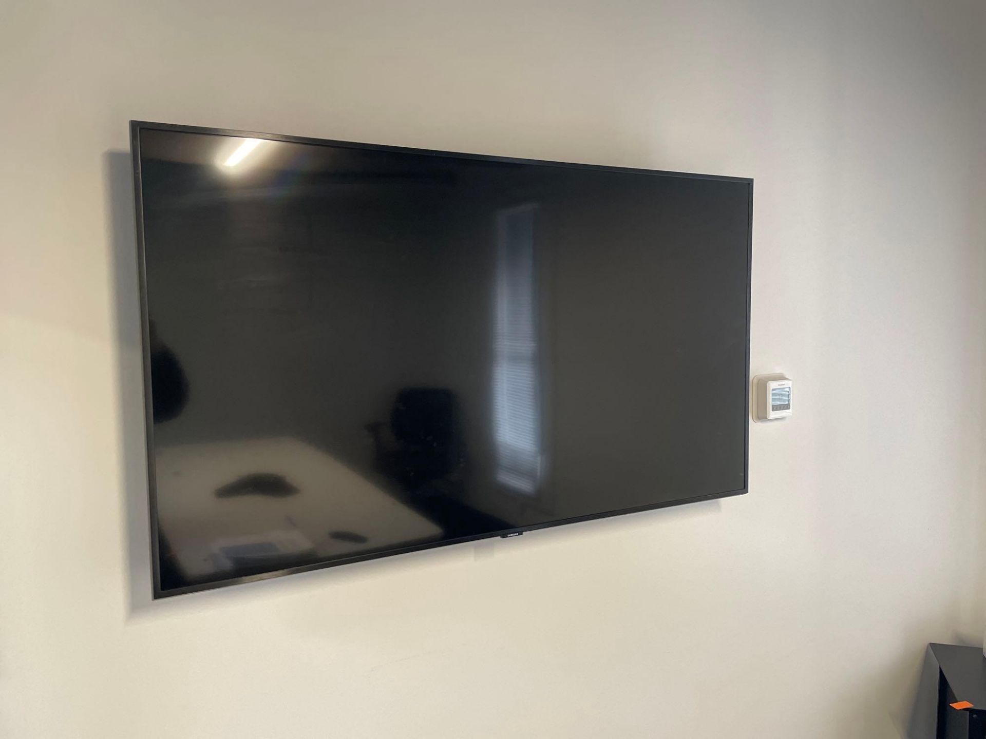 Samsung TV with Mount/Remote