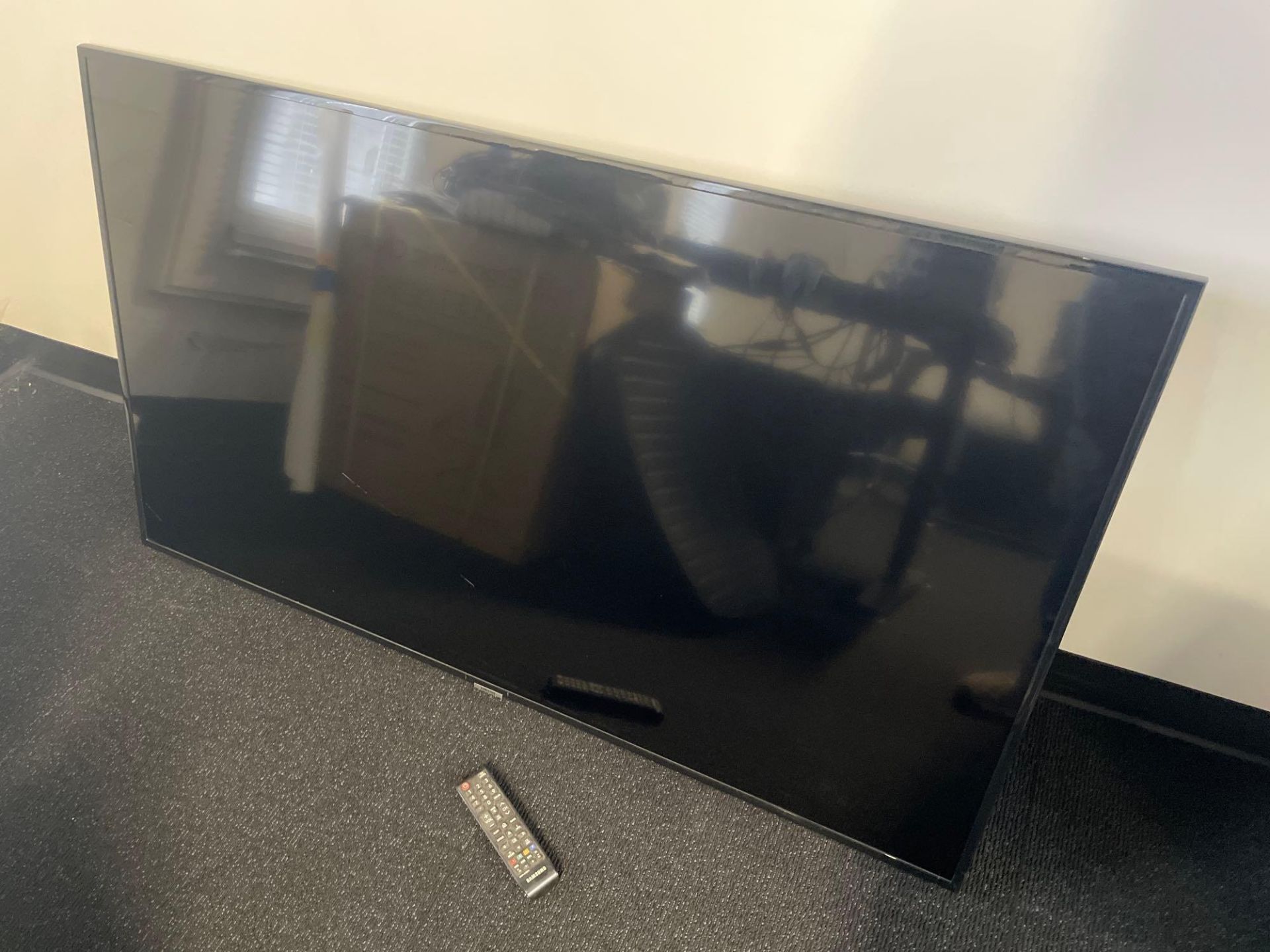 Samsung TV with Mount/Remote