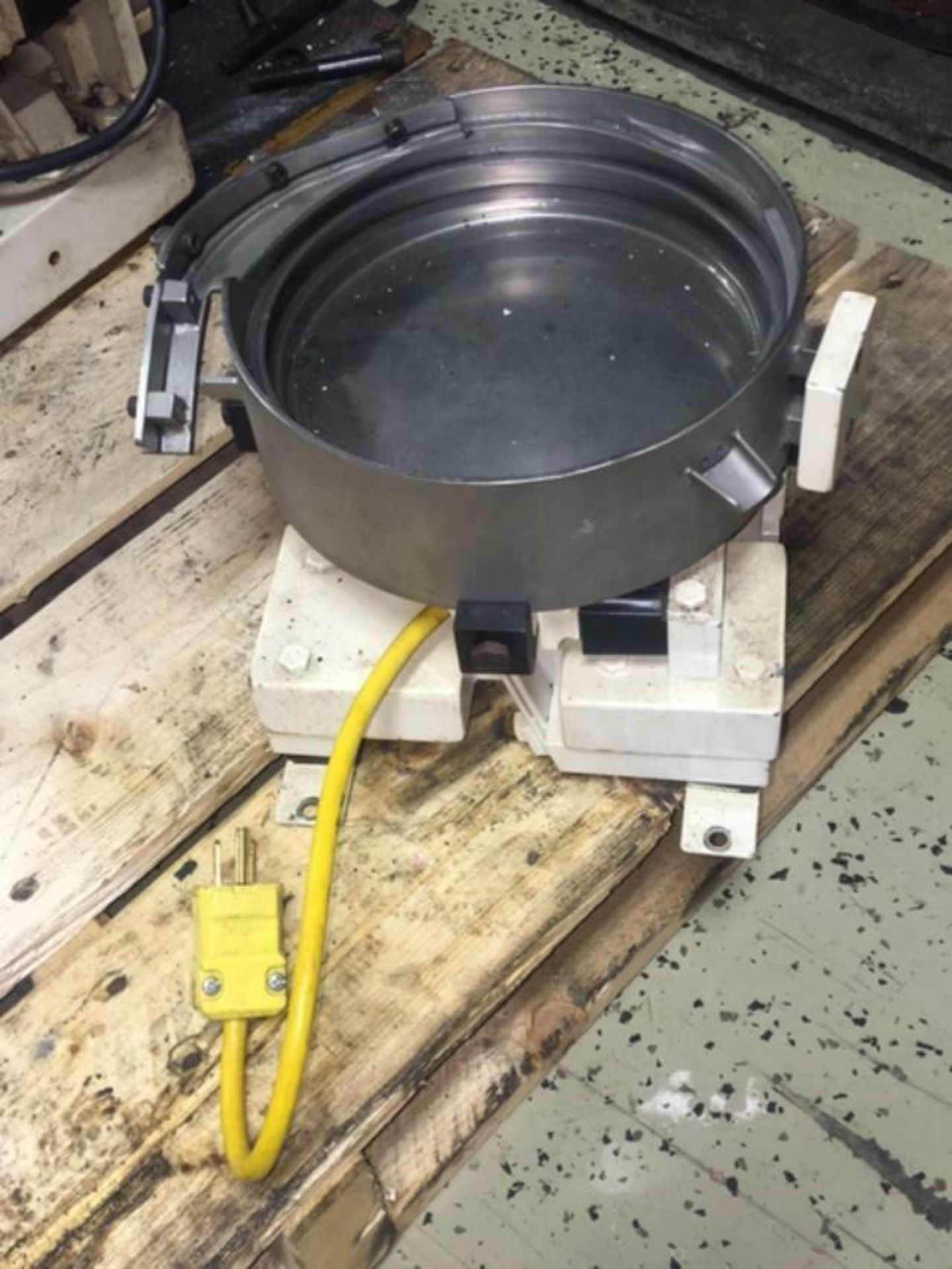 Hendricks Engr. Feeding System 8" Bowl Feeder, 110V, 1 Ph, NO CONTROLLER - Image 3 of 4