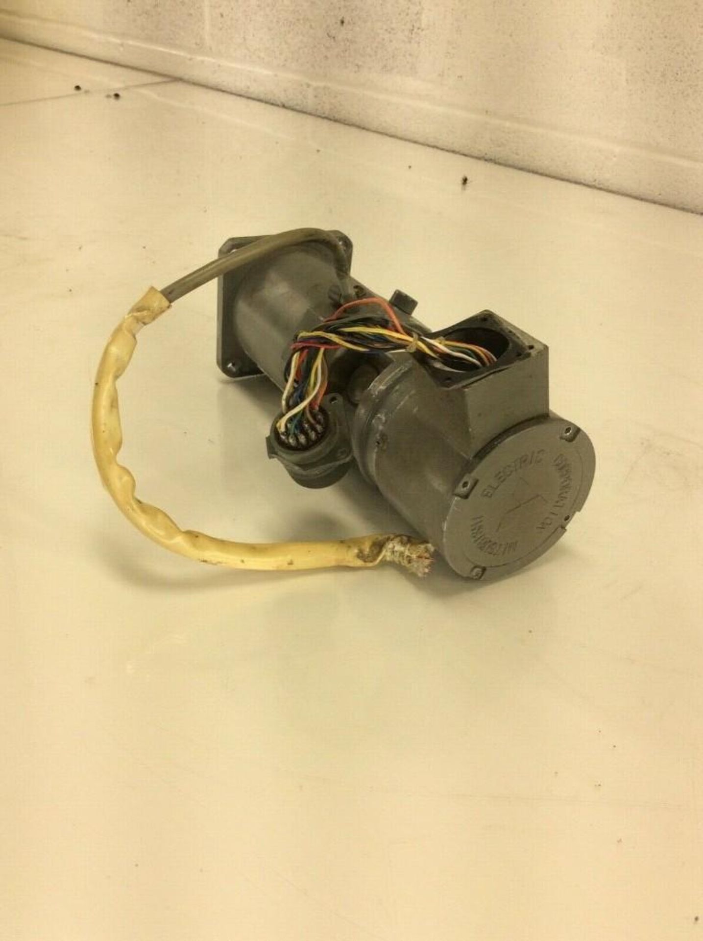 Lot of (2) Mitsubishi DC Servo Motors, #HD20ET-023, W/ Encoders TS1400N37 (ONE DAMAGED CONNECTOR) - Image 3 of 6