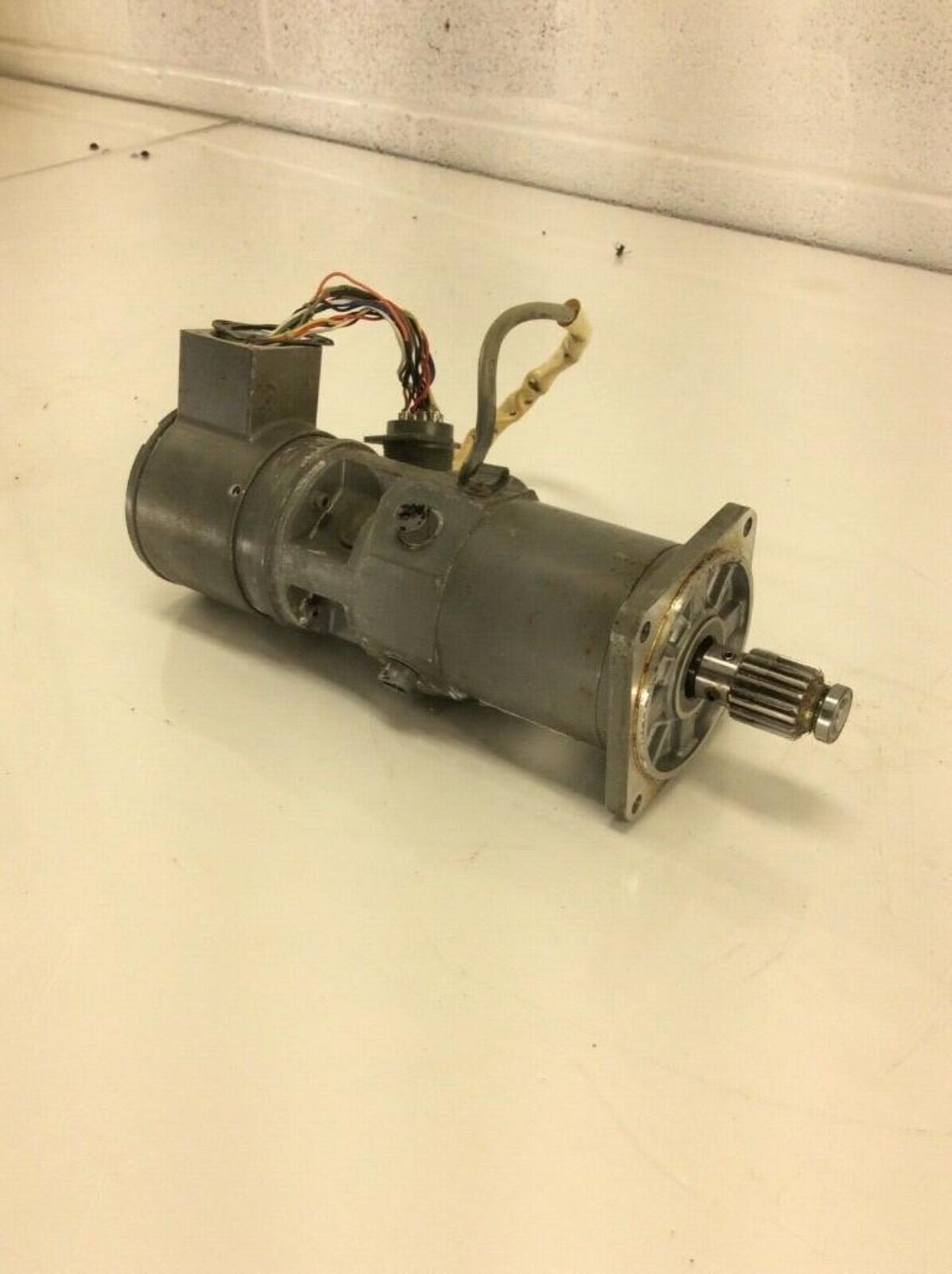 Lot of (2) Mitsubishi DC Servo Motors, #HD20ET-023, W/ Encoders TS1400N37 (ONE DAMAGED CONNECTOR) - Image 4 of 6