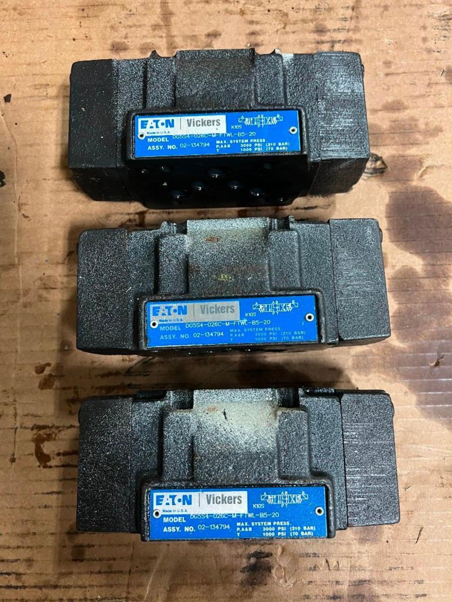 Lot of (3) Vickers DG5S4-026C-M-FTWL-B5-20 Valves