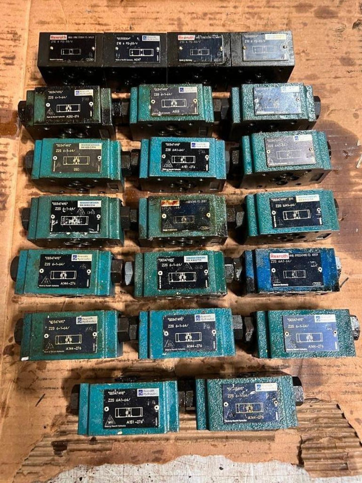 Lot of (19) Rexroth R900335004 Directional Control Valves