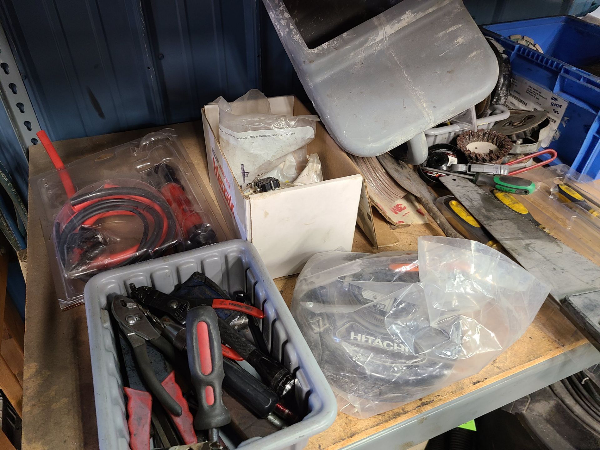 LOT OF MISC TOOLS (SCREWDRIVERS; GRINDER; GRINDING WHEELS; PNEUMATIC TOOLS; SAW) - Image 2 of 4