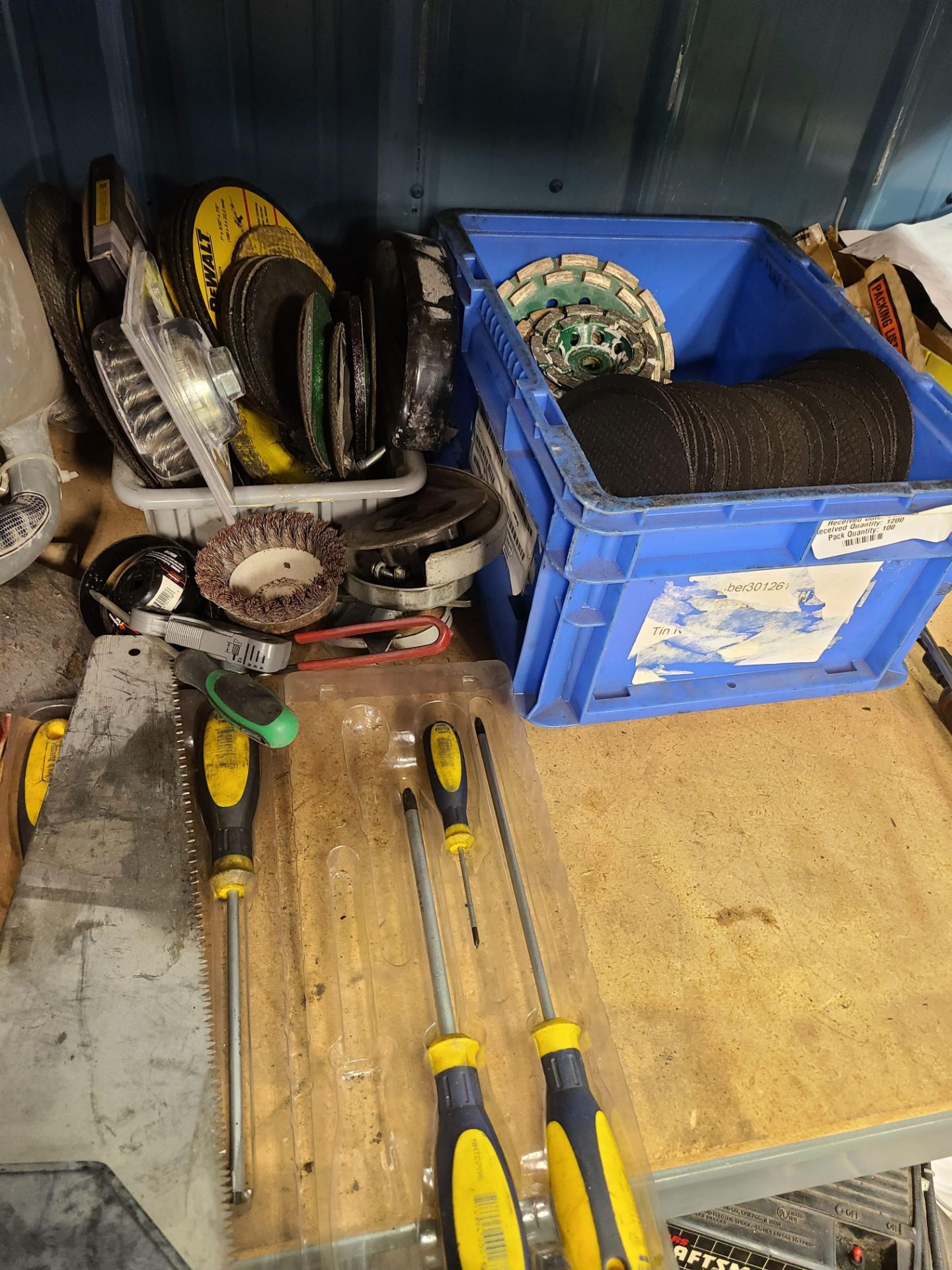 LOT OF MISC TOOLS (SCREWDRIVERS; GRINDER; GRINDING WHEELS; PNEUMATIC TOOLS; SAW) - Image 3 of 4