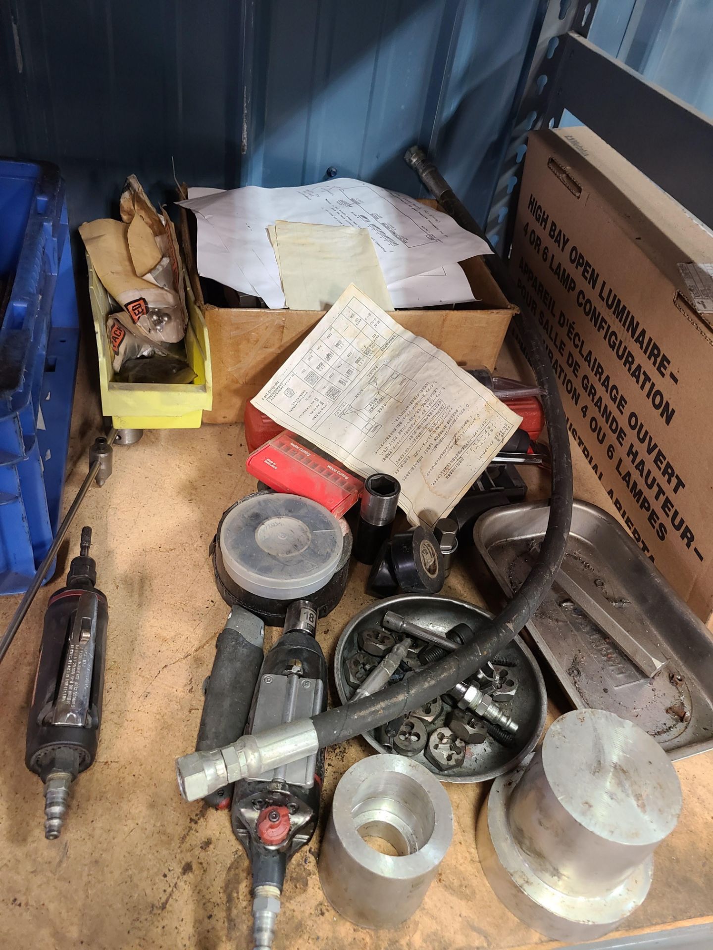 LOT OF MISC TOOLS (SCREWDRIVERS; GRINDER; GRINDING WHEELS; PNEUMATIC TOOLS; SAW) - Image 4 of 4